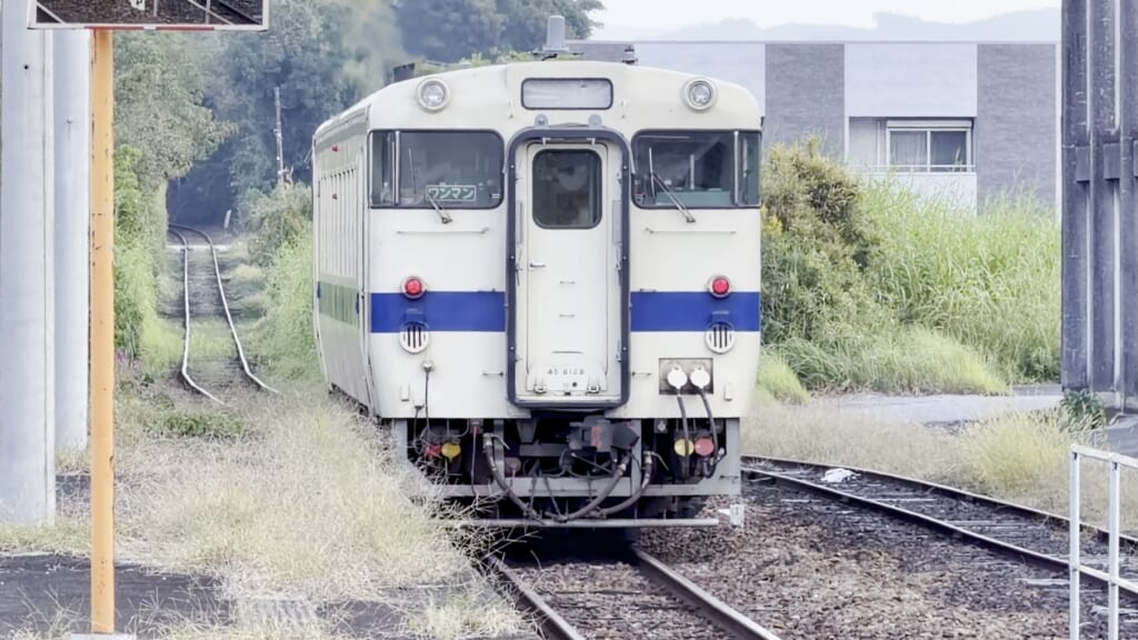 串間駅を発車する1928D