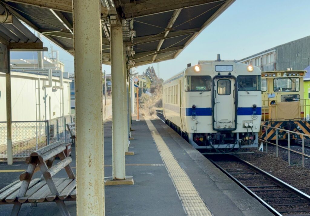 串間駅に到着する志布志行きのキハ40