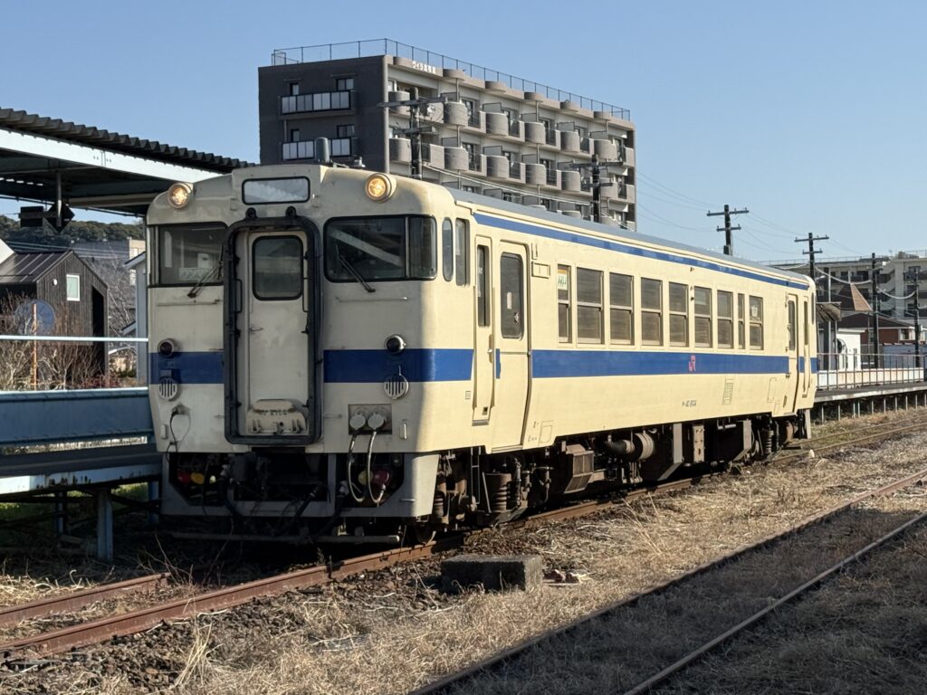 志布志駅に到着したキハ40 8104
