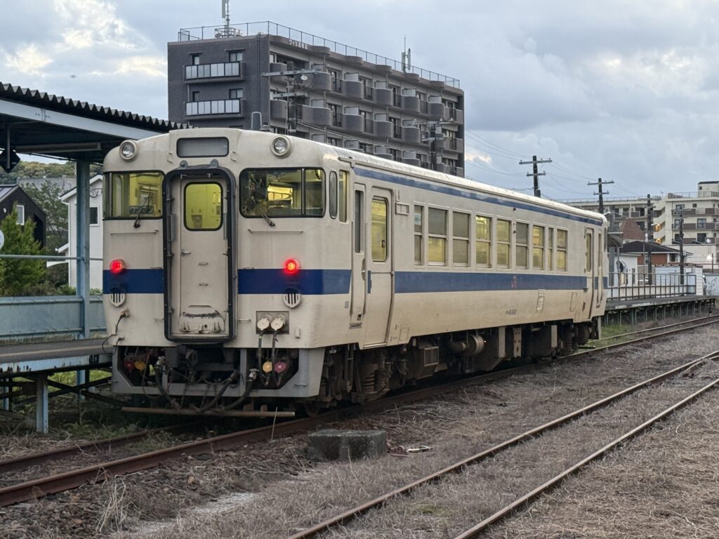 日南線1924D、キハ40 8100(志布志駅)