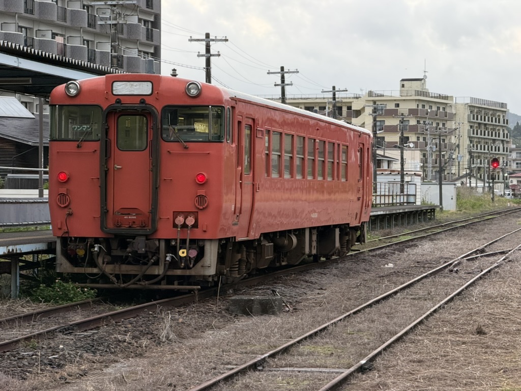 志布志駅 キハ40 8098 曇りの朝