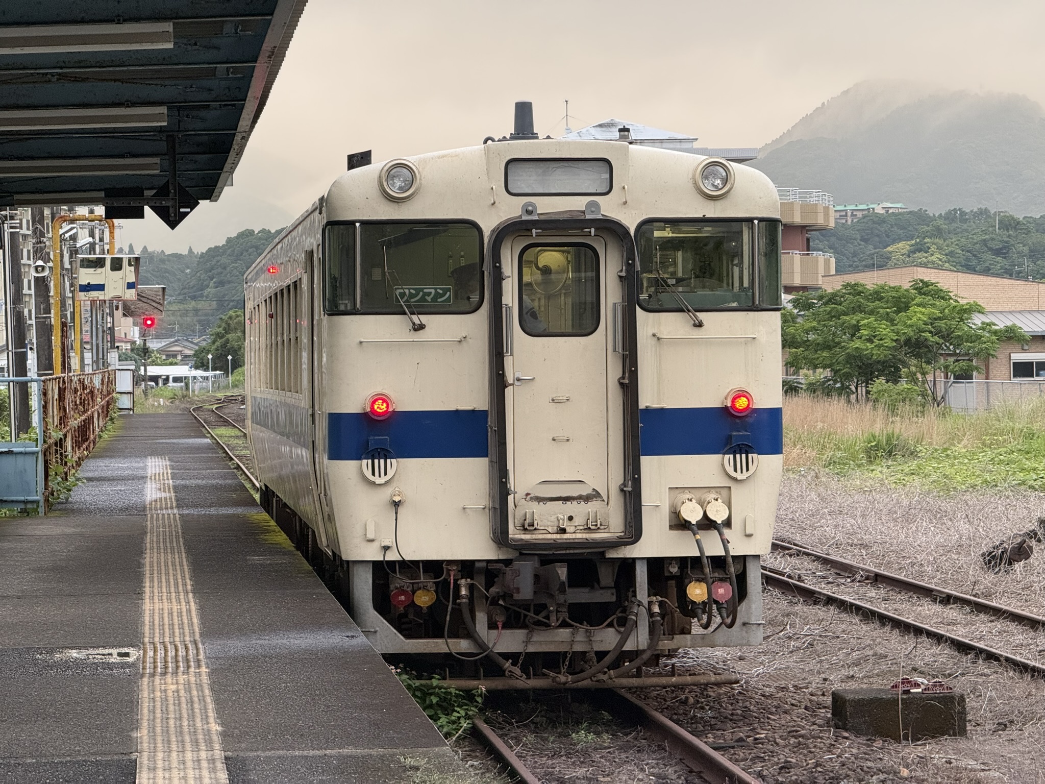 志布志駅 キハ40 8100 雨上がりの朝