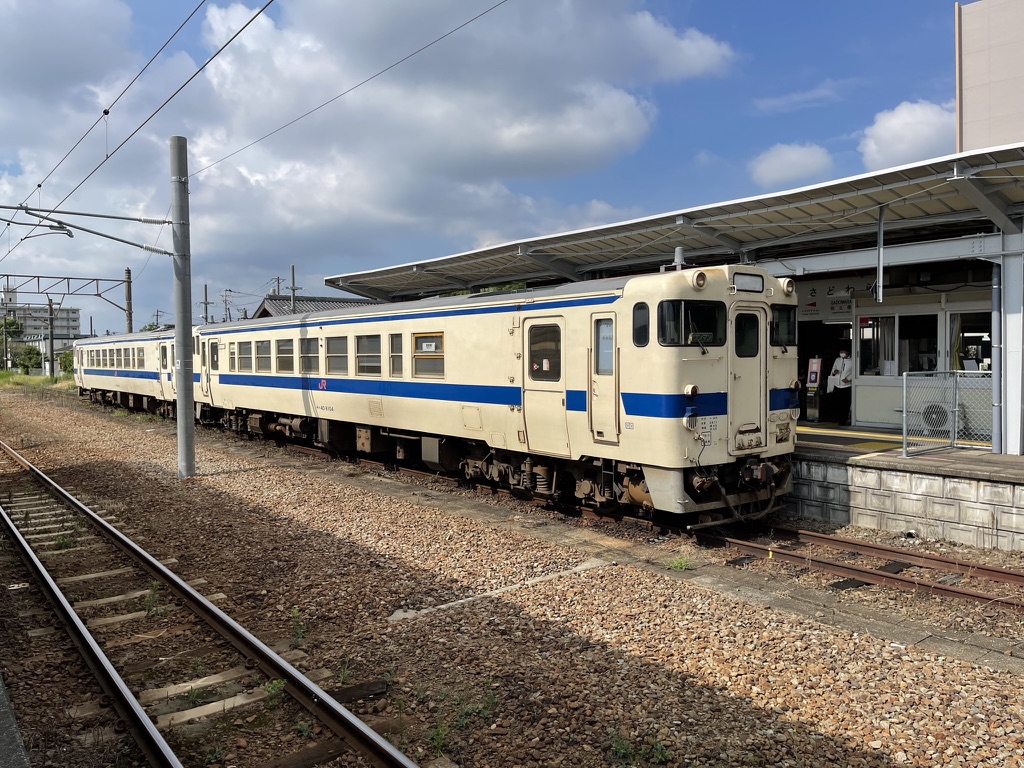 2022.8.27撮影　１番乗り場に停車するキハ40