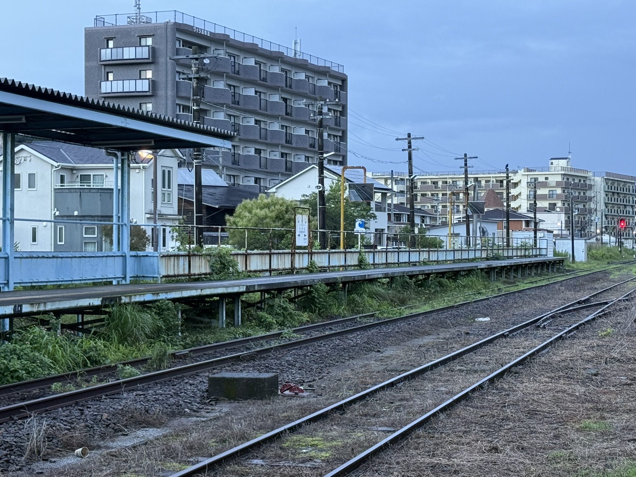 志布志駅 ホーム 台風7号 計画運休 列車なし