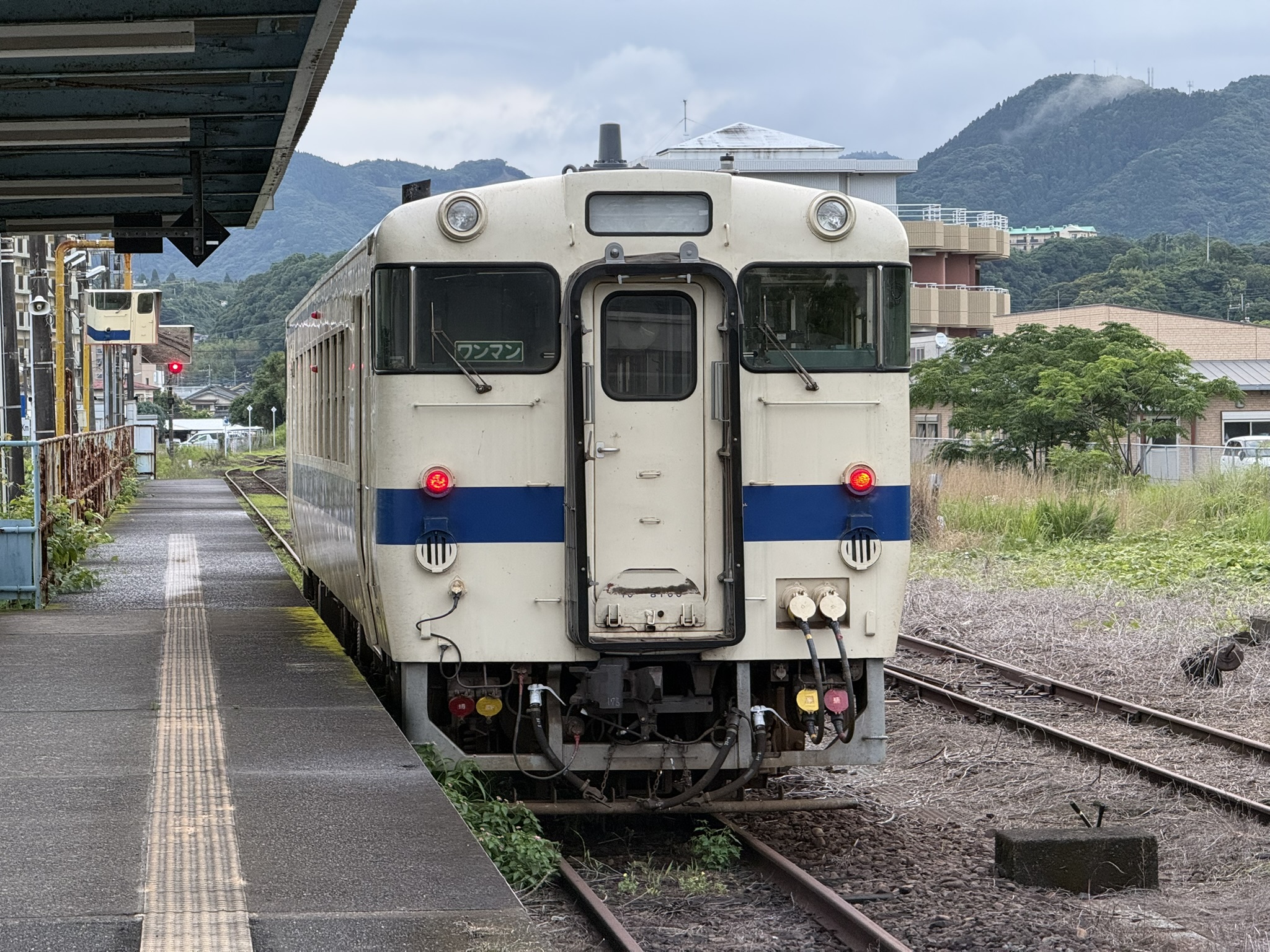 志布志駅 キハ40 8100 湿度高めの朝