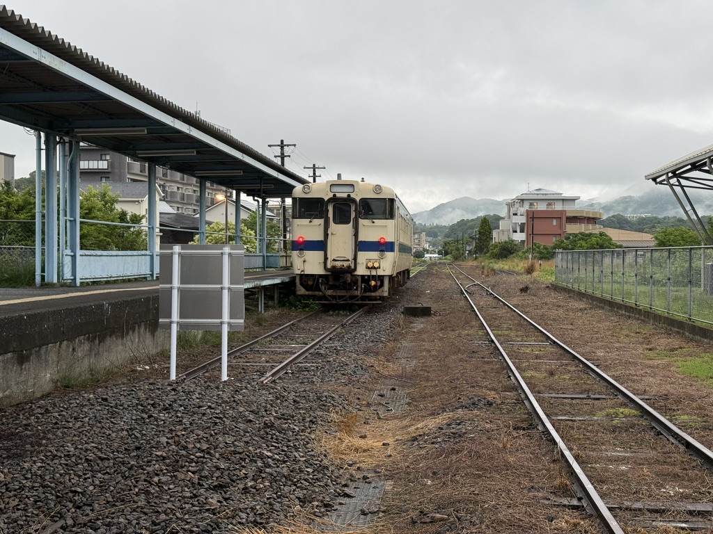 志布志駅 キハ40 8054 霧雨の朝