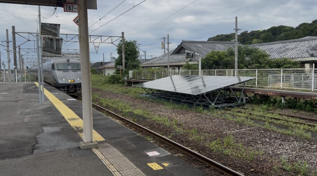 佐土原駅 1番のりば 太陽電池パネル