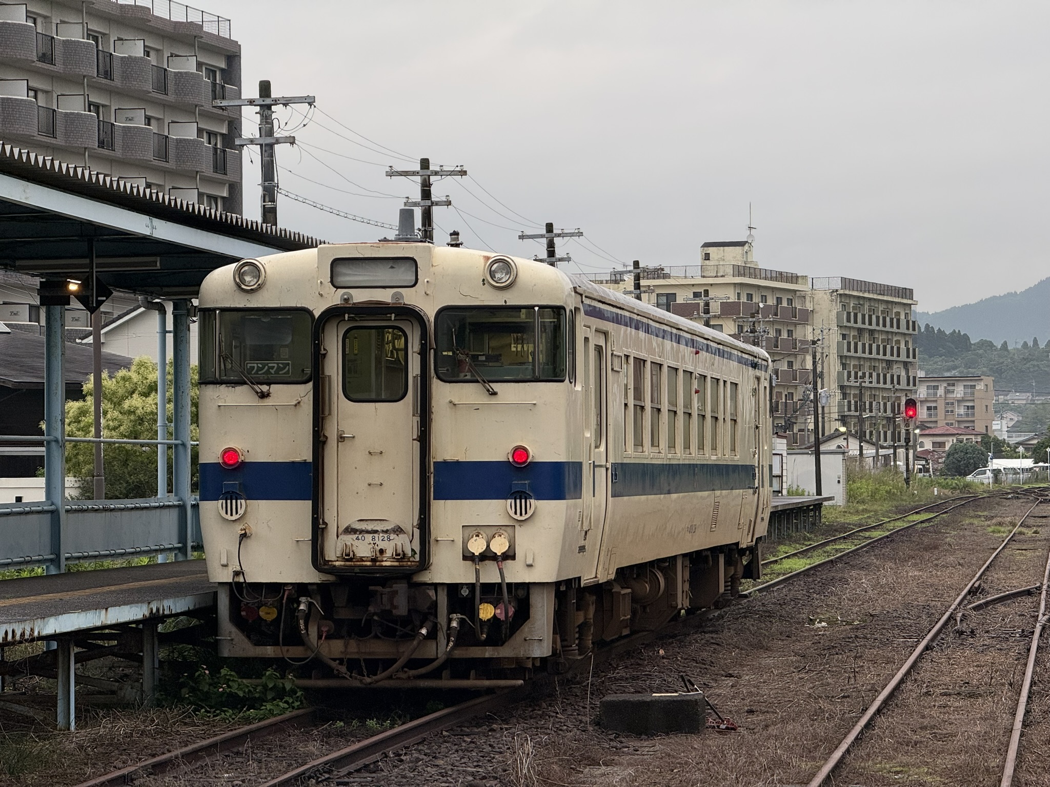 志布志駅 キハ40 8128 雨上がりの朝