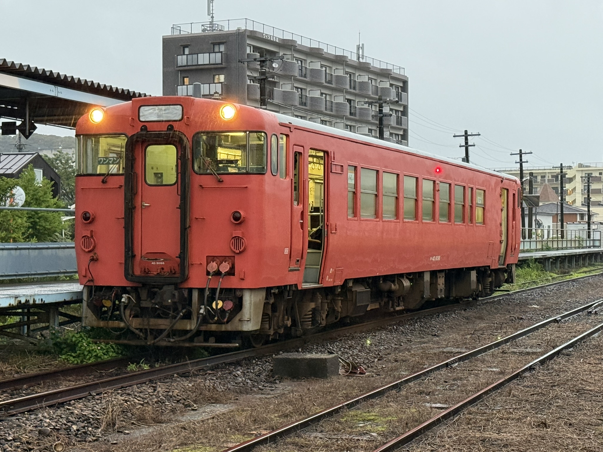 志布志駅 キハ40 8098 雨の朝 仕業前点検