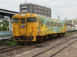 志布志駅 キハ40 8099 ナッシーカラー 湿度高め 乗車待ち1人