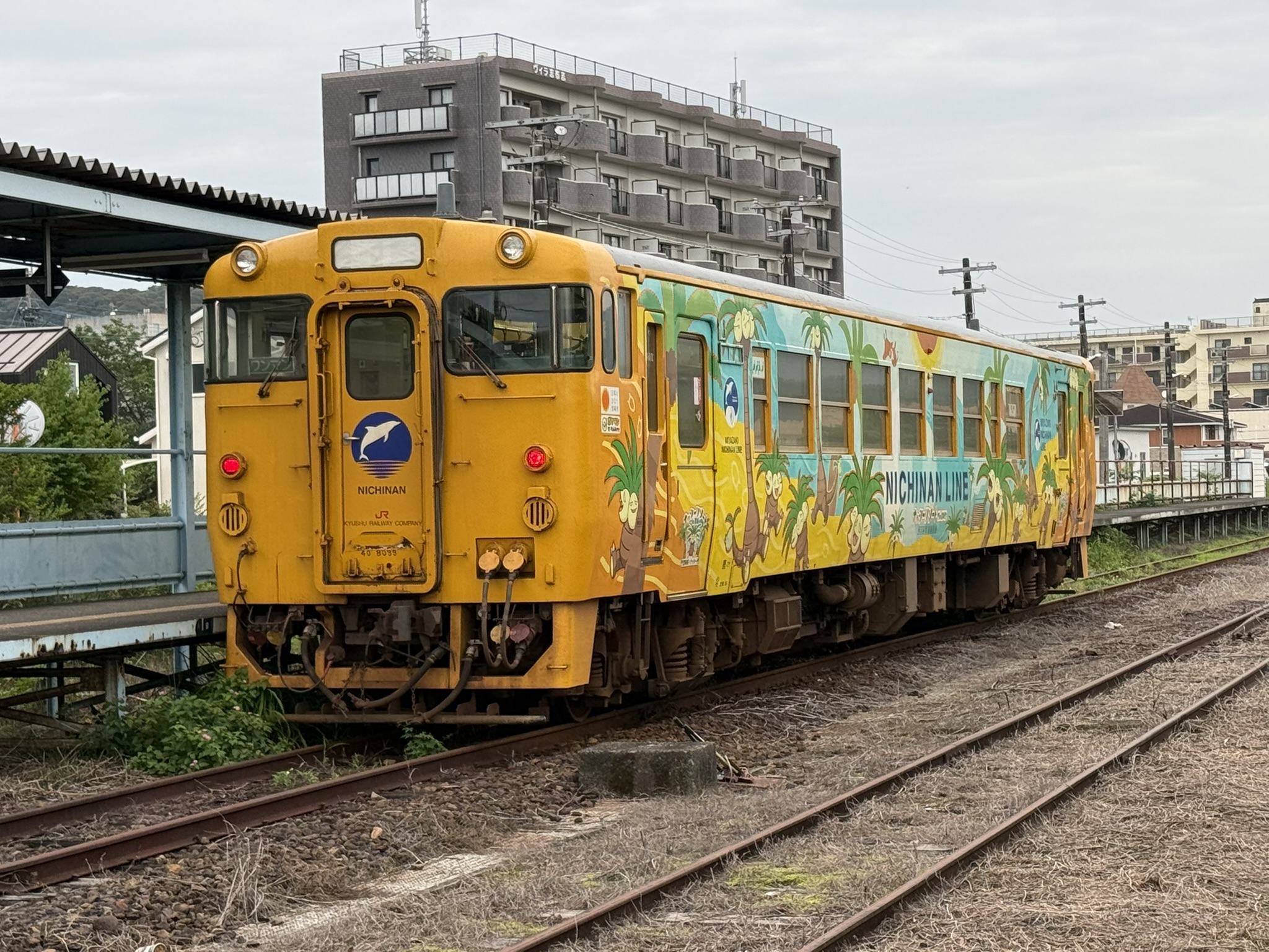 志布志駅 キハ40 8099 ナッシーカラー 湿度高め 乗車待ち1人