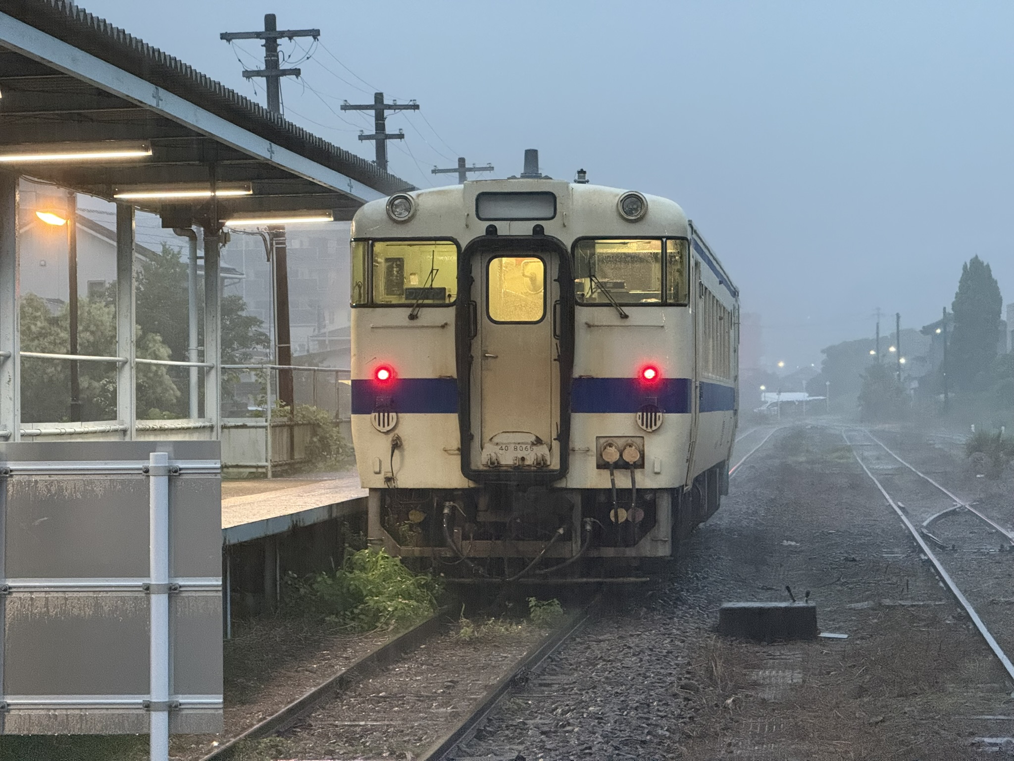志布志駅 キハ40 8065 強い雨の朝 車内乗客1人