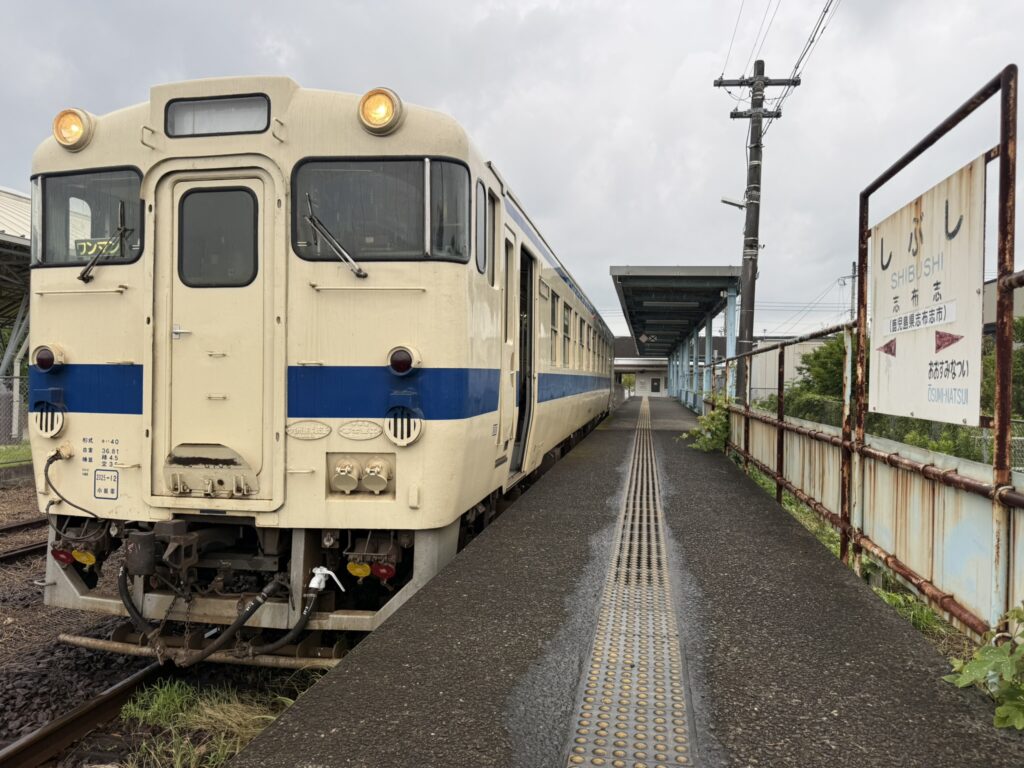 志布志駅 キハ40 8100 1928D 出発前 ヘッドライト点灯