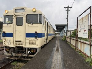 志布志駅 キハ40 8100 1928D 出発前 ヘッドライト点灯