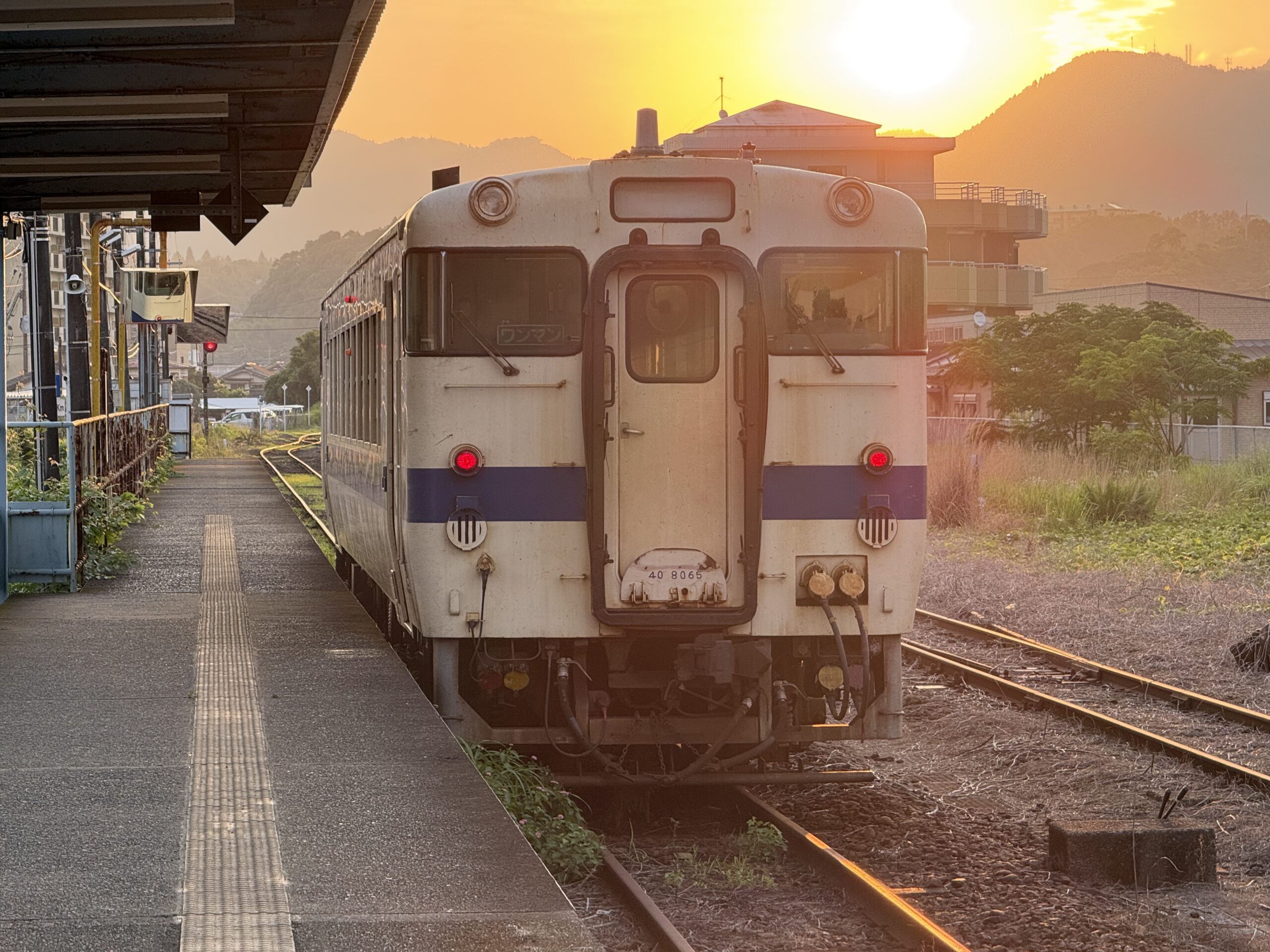 志布志駅 キハ40 8065 晴れの朝