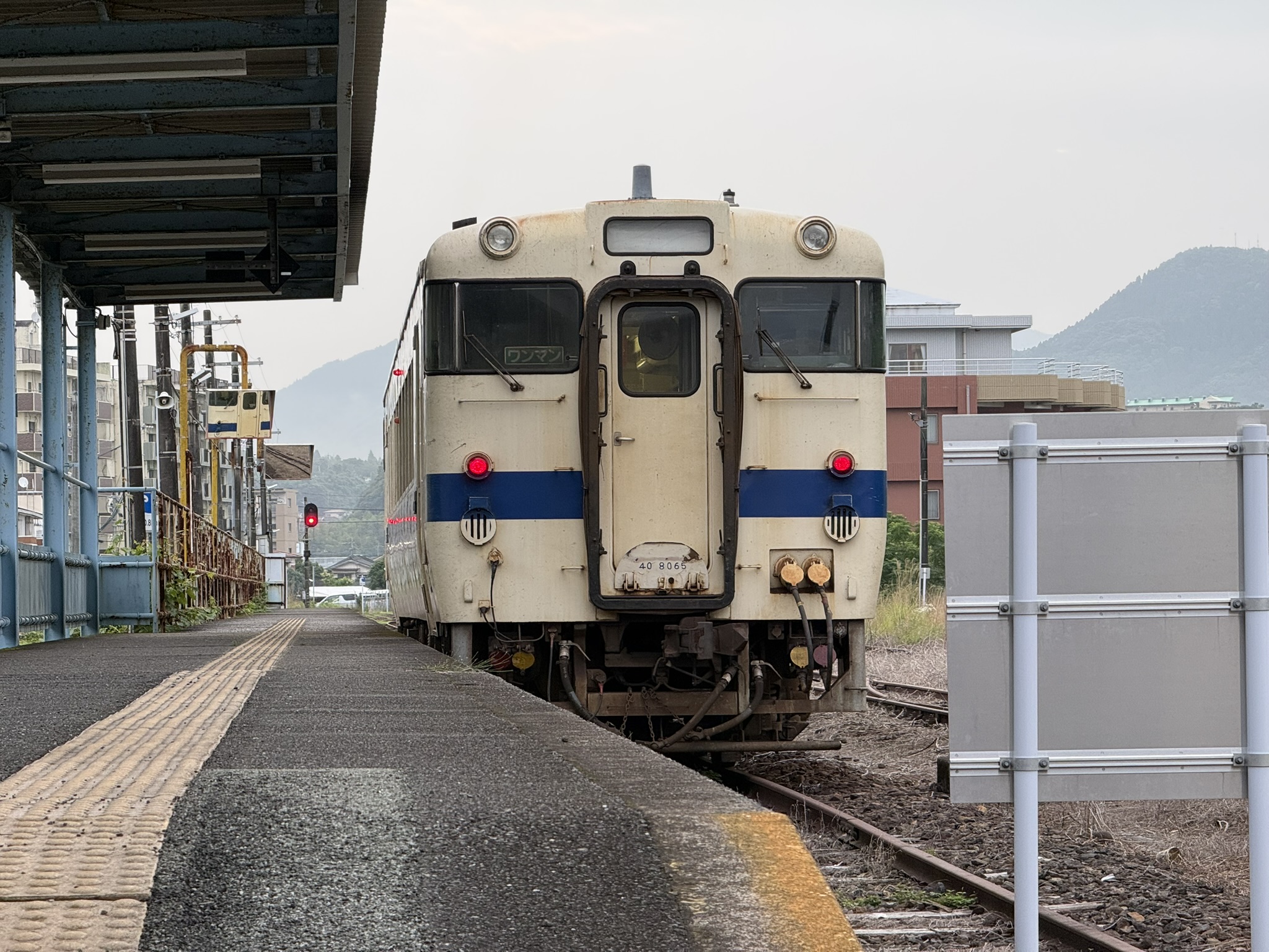 志布志駅 キハ40 8065 曇り空の朝