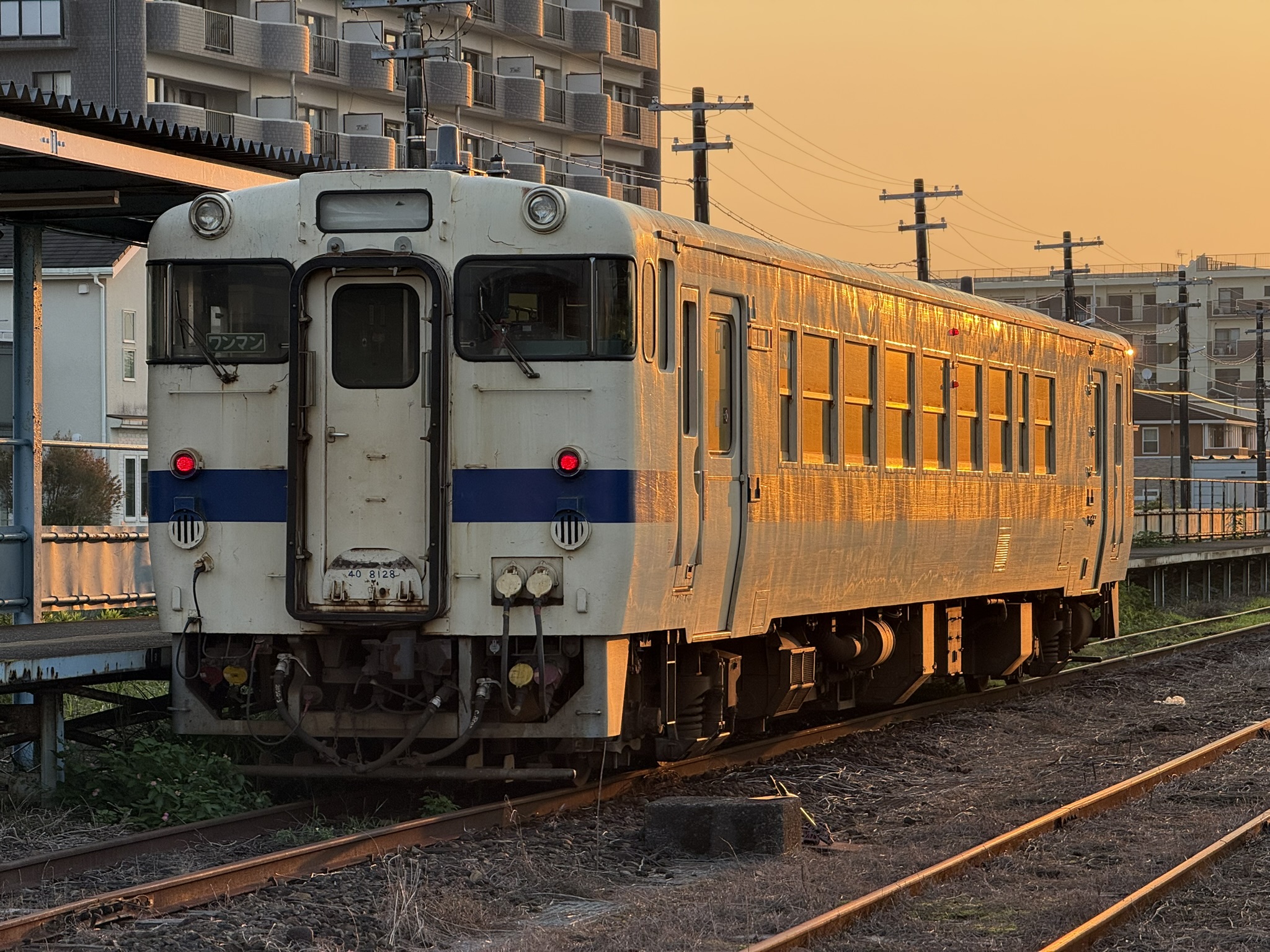 志布志駅 キハ40 8128 晴天の朝日