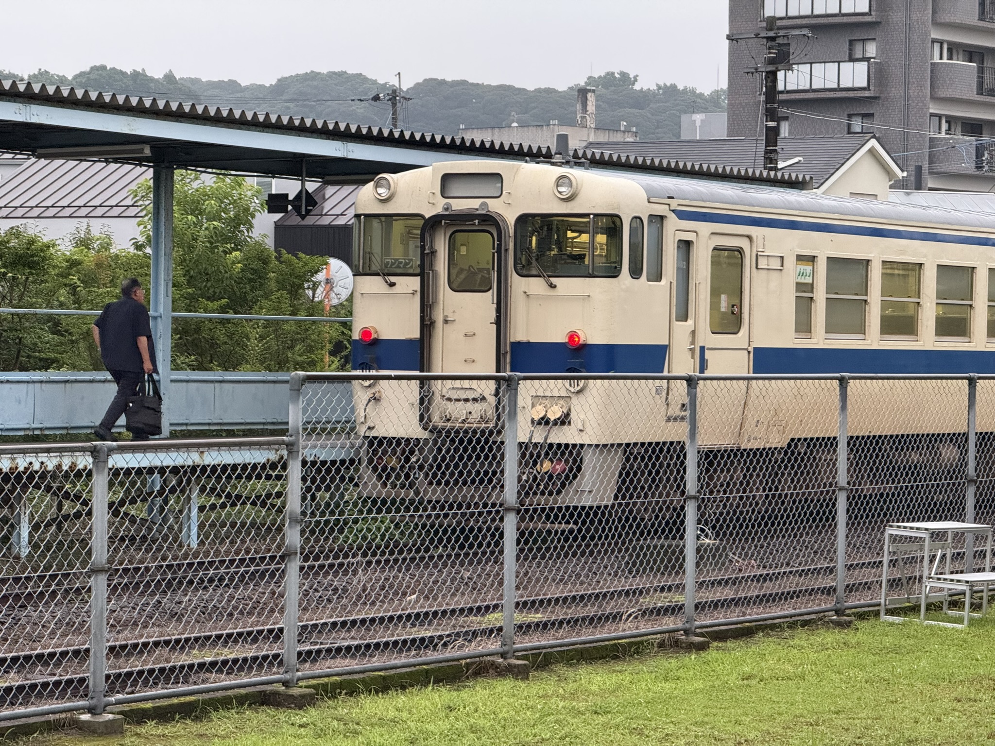 志布志駅 キハ40 8100 霧雨 湿度高め 旅人1人乗車