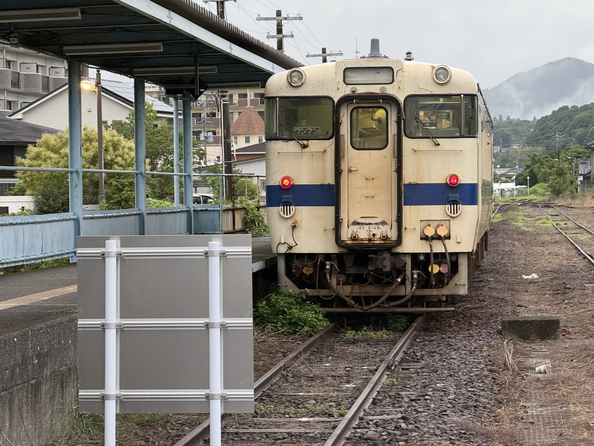 志布志駅 キハ40 8128 曇り雨 冷房オフ 乗車待ち3人
