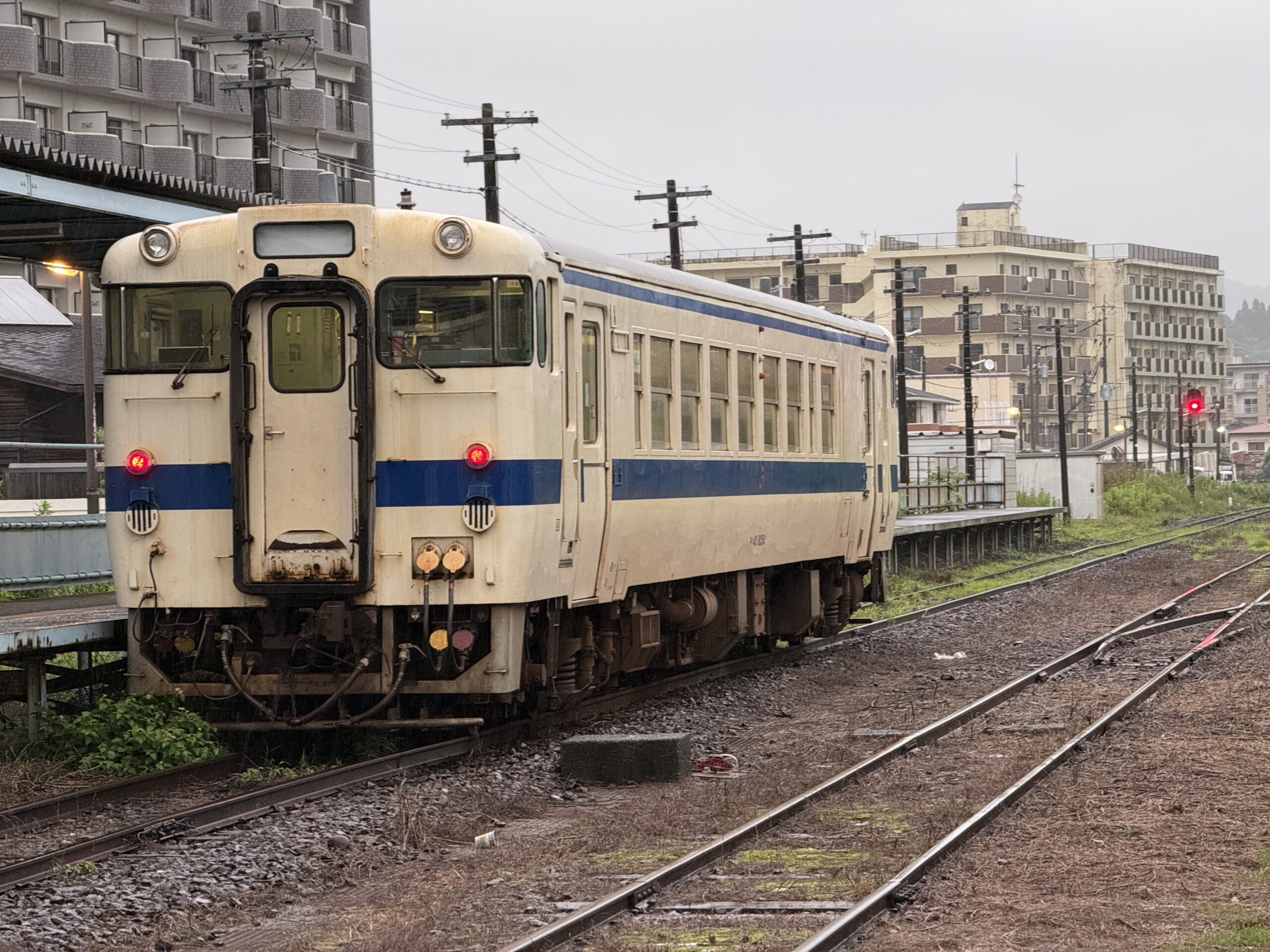 志布志駅 キハ40 8054 強い雨 冷房オフ 車内乗客4人
