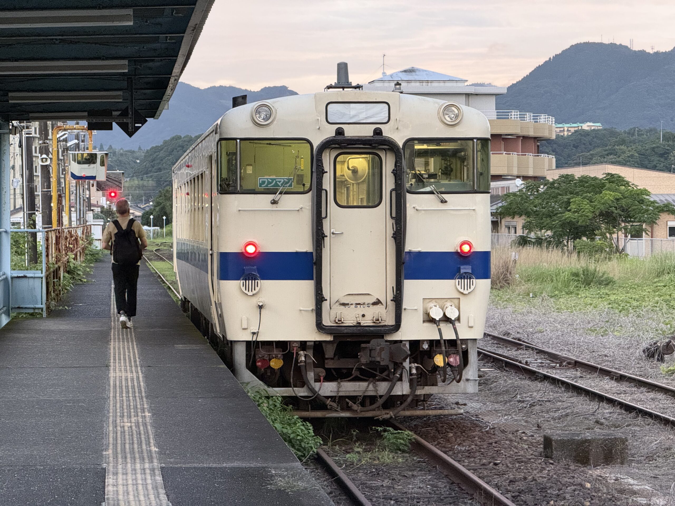 志布志駅 キハ40 8104 冷んやりの朝 ホームに旅人1人