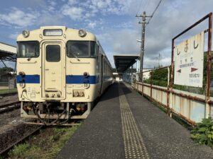 志布志駅 キハ40 8100 1928D 出発前 駅名標