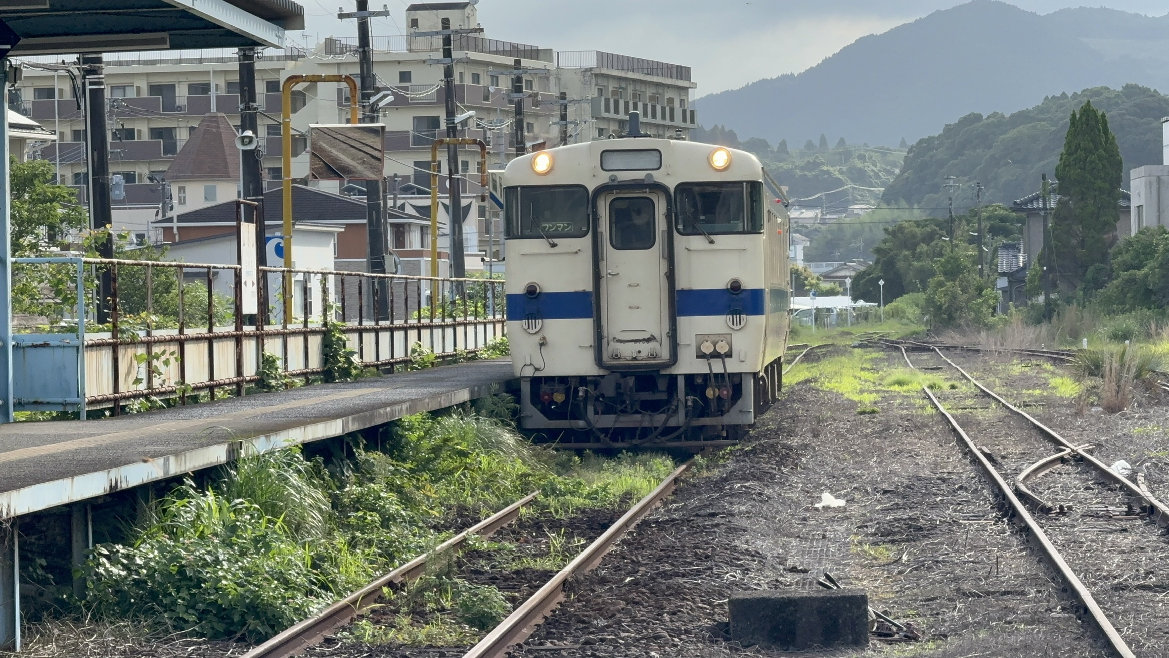 日南線 1921D キハ40 8100 志布志駅到着