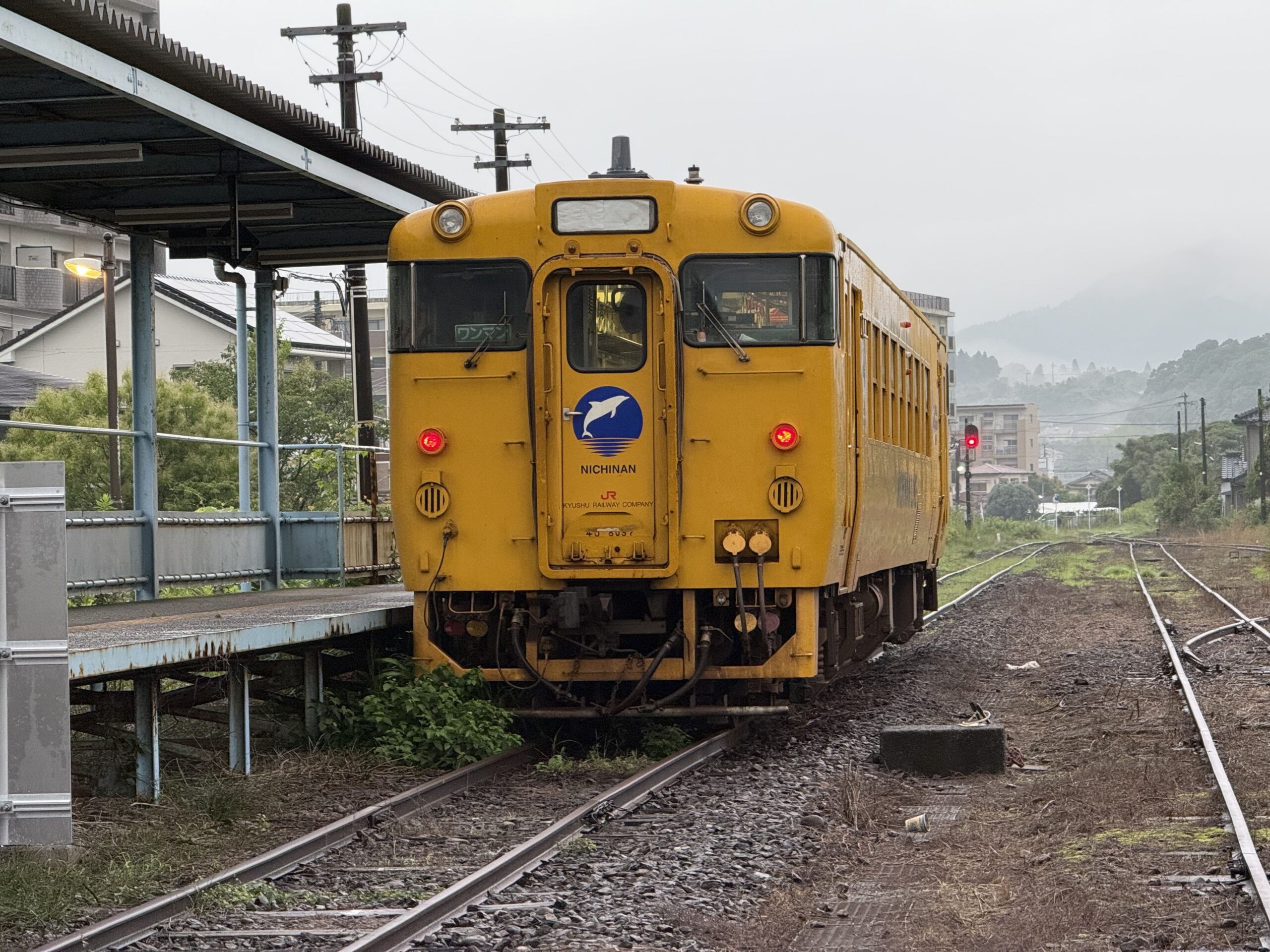 志布志駅 キハ40 8097 日南色 湿度高め 人影なし