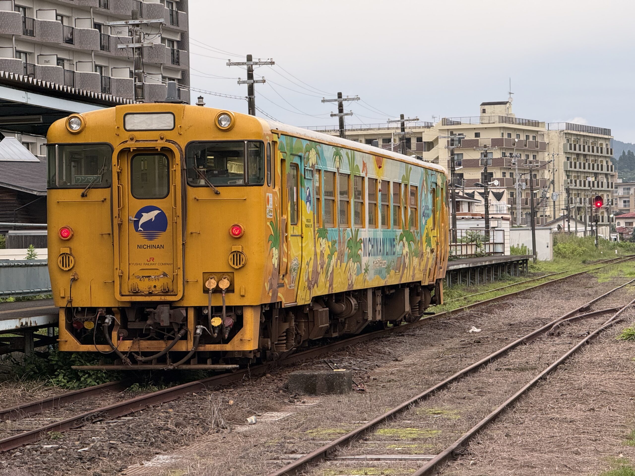 志布志駅 キハ40 8099 ナッシーカラー 蒸し暑い朝 乗客3人