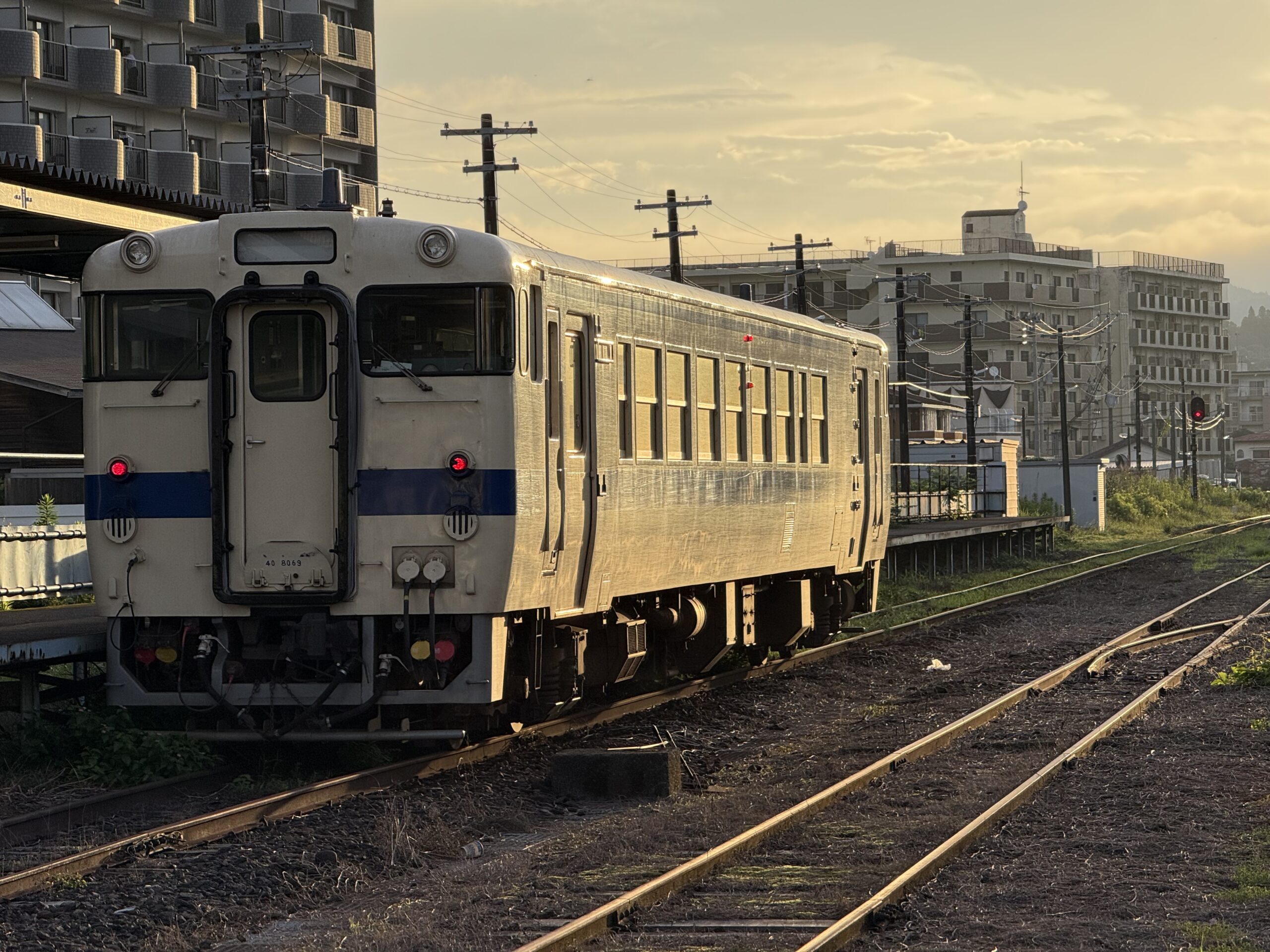 志布志駅 キハ40 8069 晴れ間 蒸し暑い朝 乗客2人