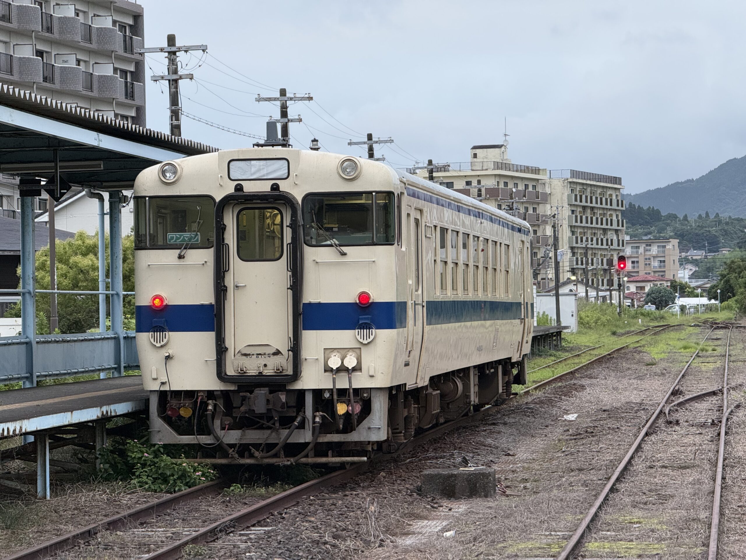 志布志駅 キハ40 8104 蒸し暑い朝 人影なし
