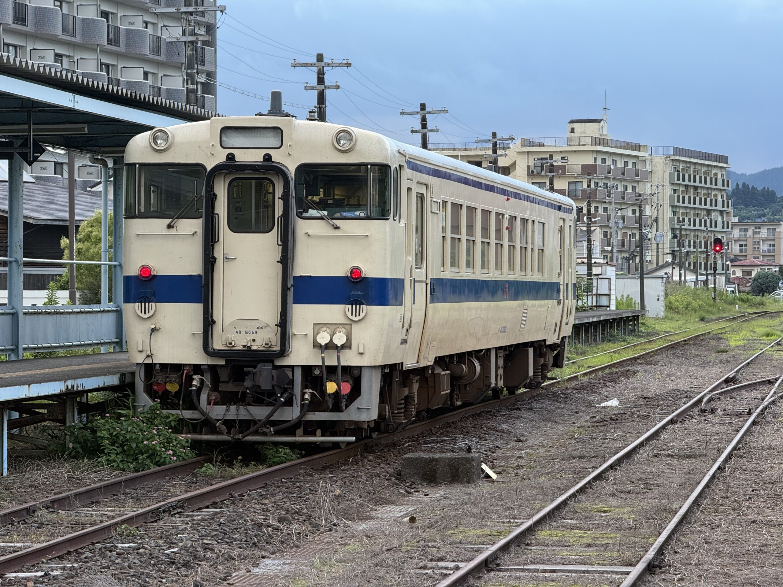 志布志駅 キハ40 8069 セミ鳴く朝 人影なし