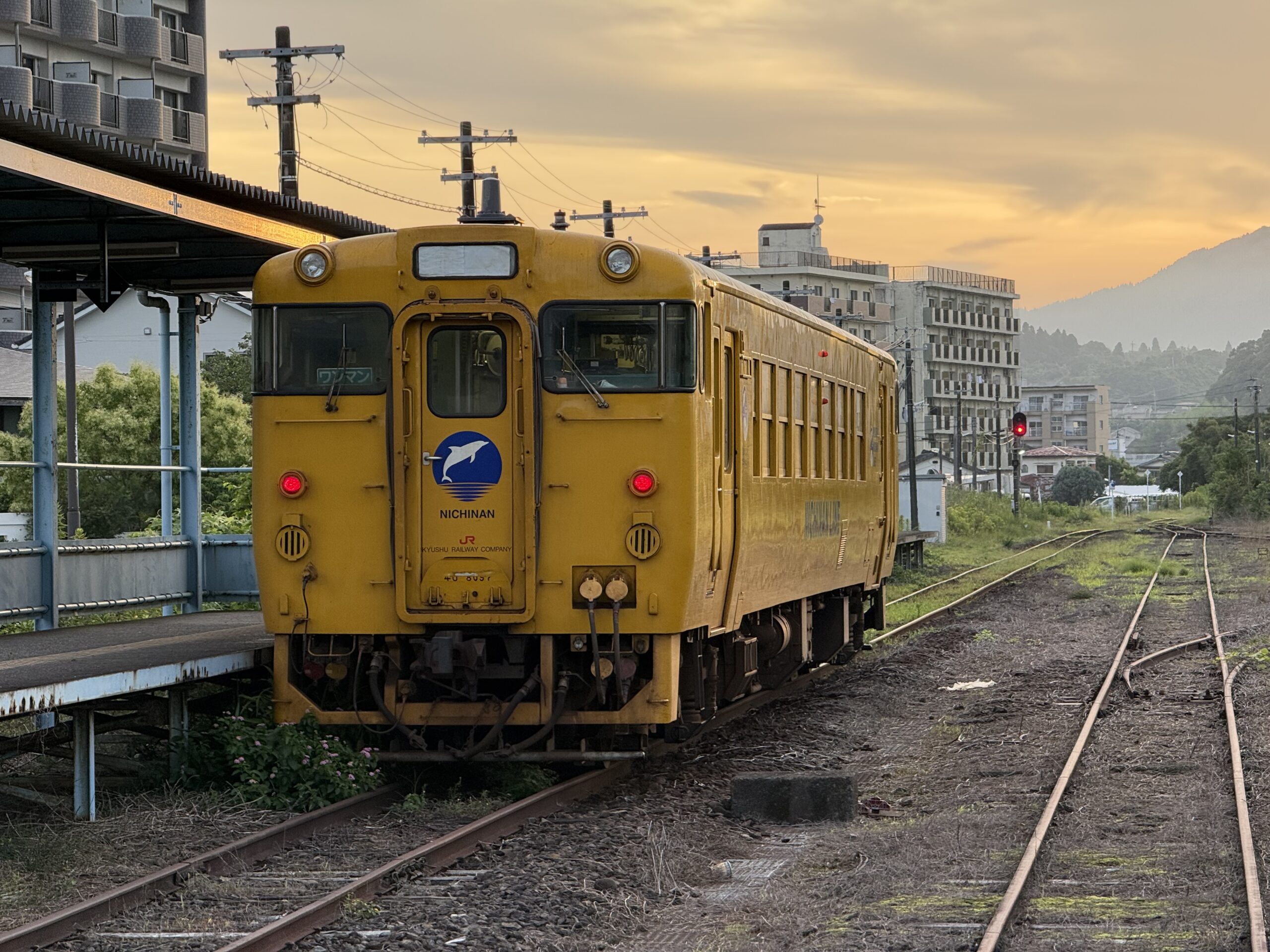 志布志駅 キハ40 8097 日南色 セミ鳴く朝 24.3℃ 人影なし