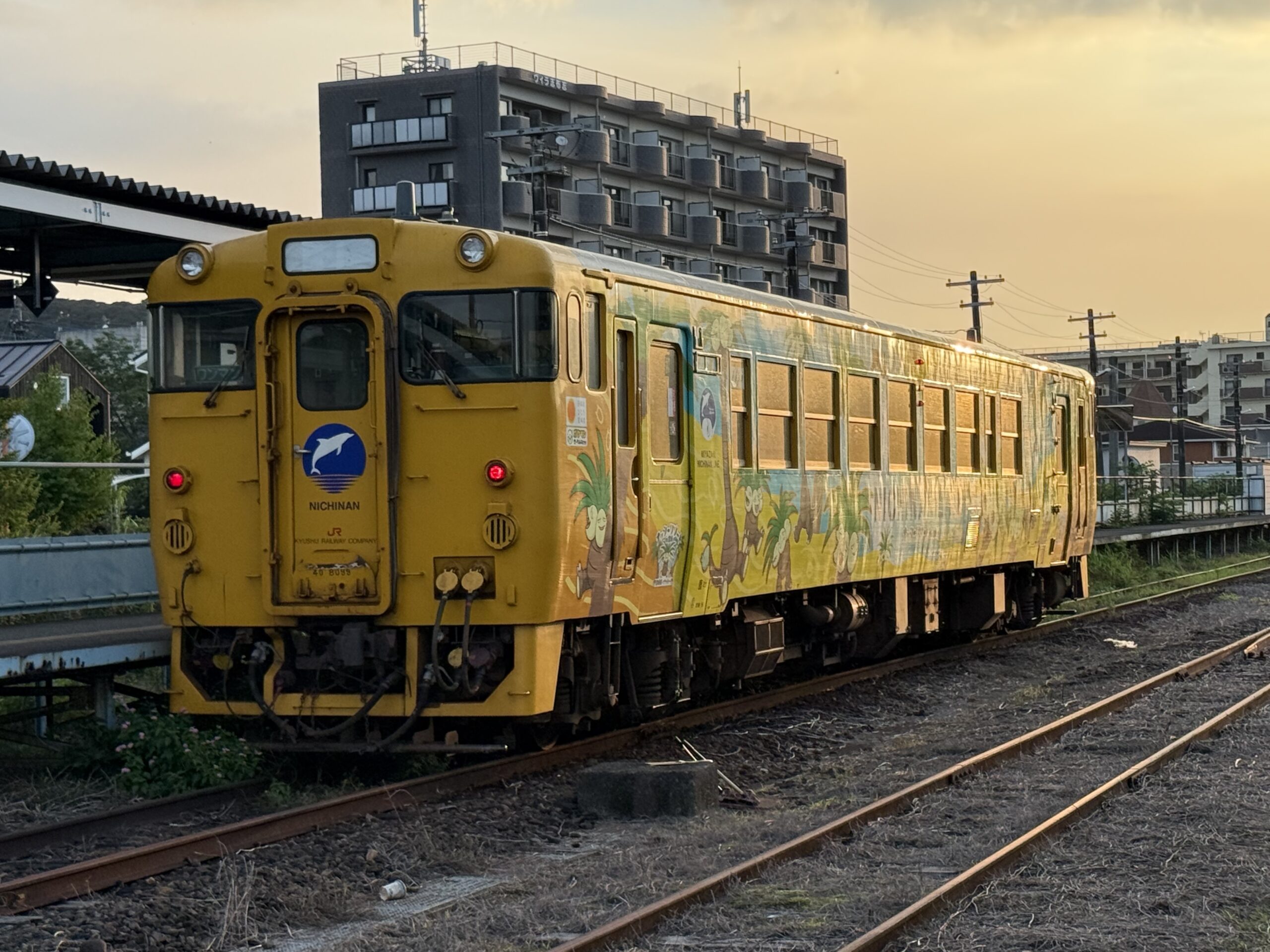 志布志駅 キハ40 8099 ナッシーカラー 熱帯夜明け 25.6℃ 旅人1人乗車