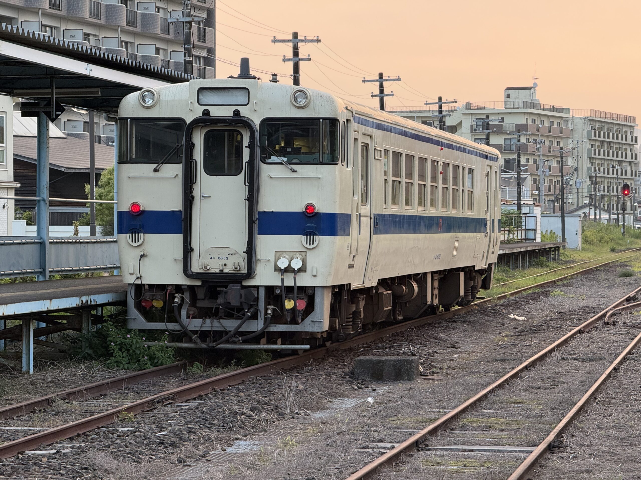 志布志駅 キハ40 8069 26.0℃ 湿度高い朝 乗客なし 撮り鉄1人
