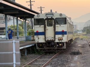 志布志駅 キハ40 8065 25.4℃ 蒸し暑い朝 待合室1人 撮影者1人