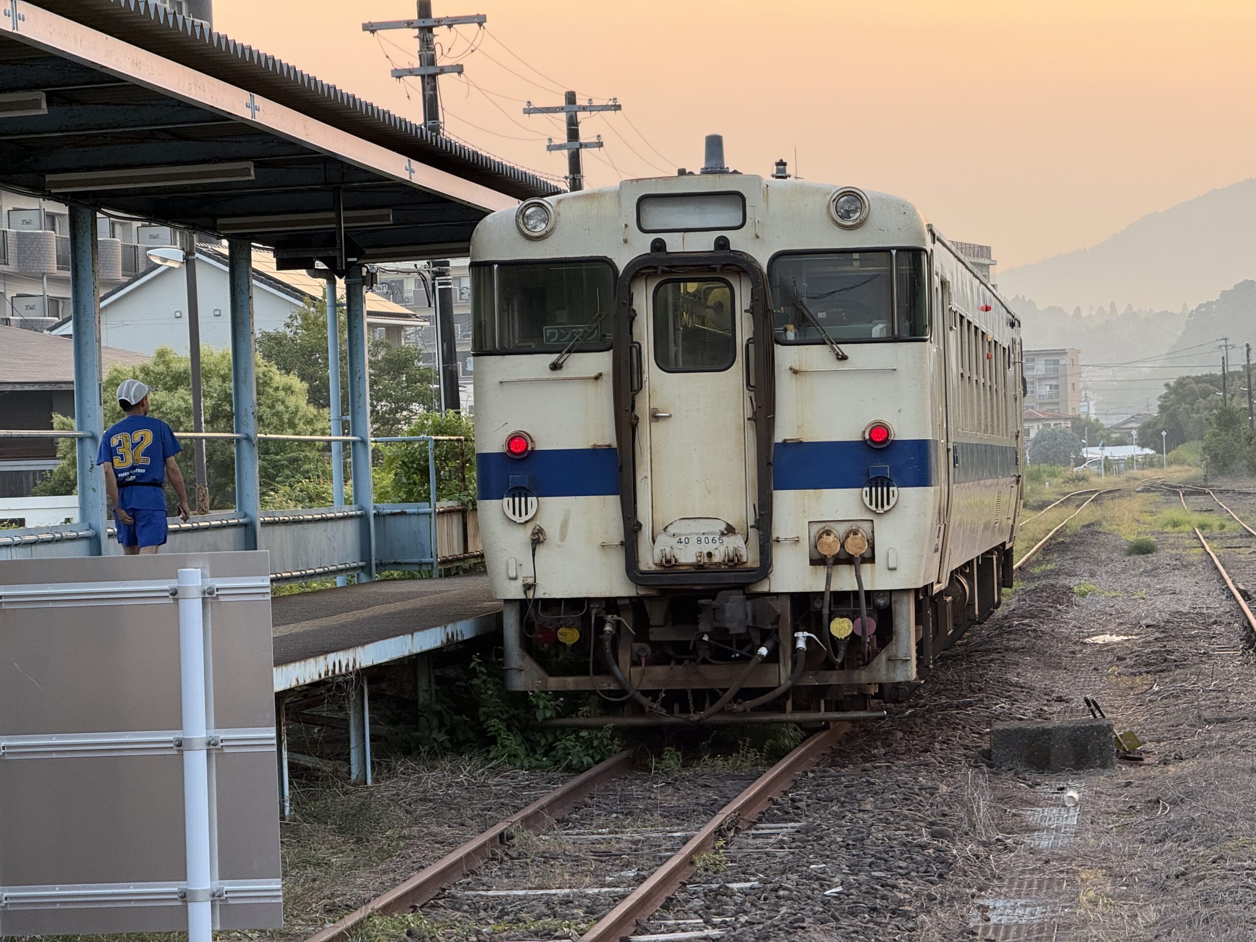 志布志駅 キハ40 8065 25.4℃ 蒸し暑い朝 待合室1人 撮影者1人