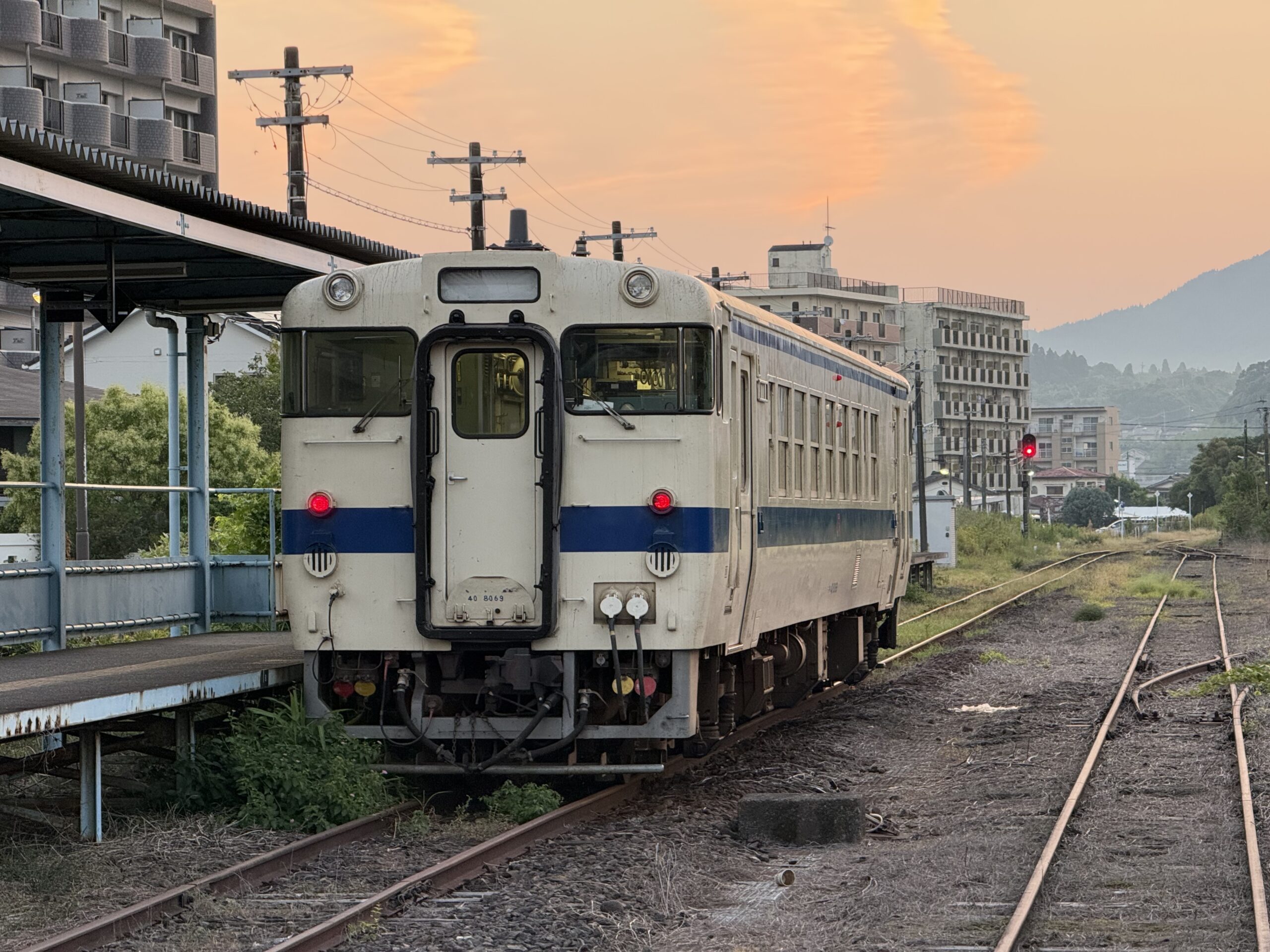 志布志駅 キハ40 8069 24.8℃ 冷んやり感 湿度高い 人影なし