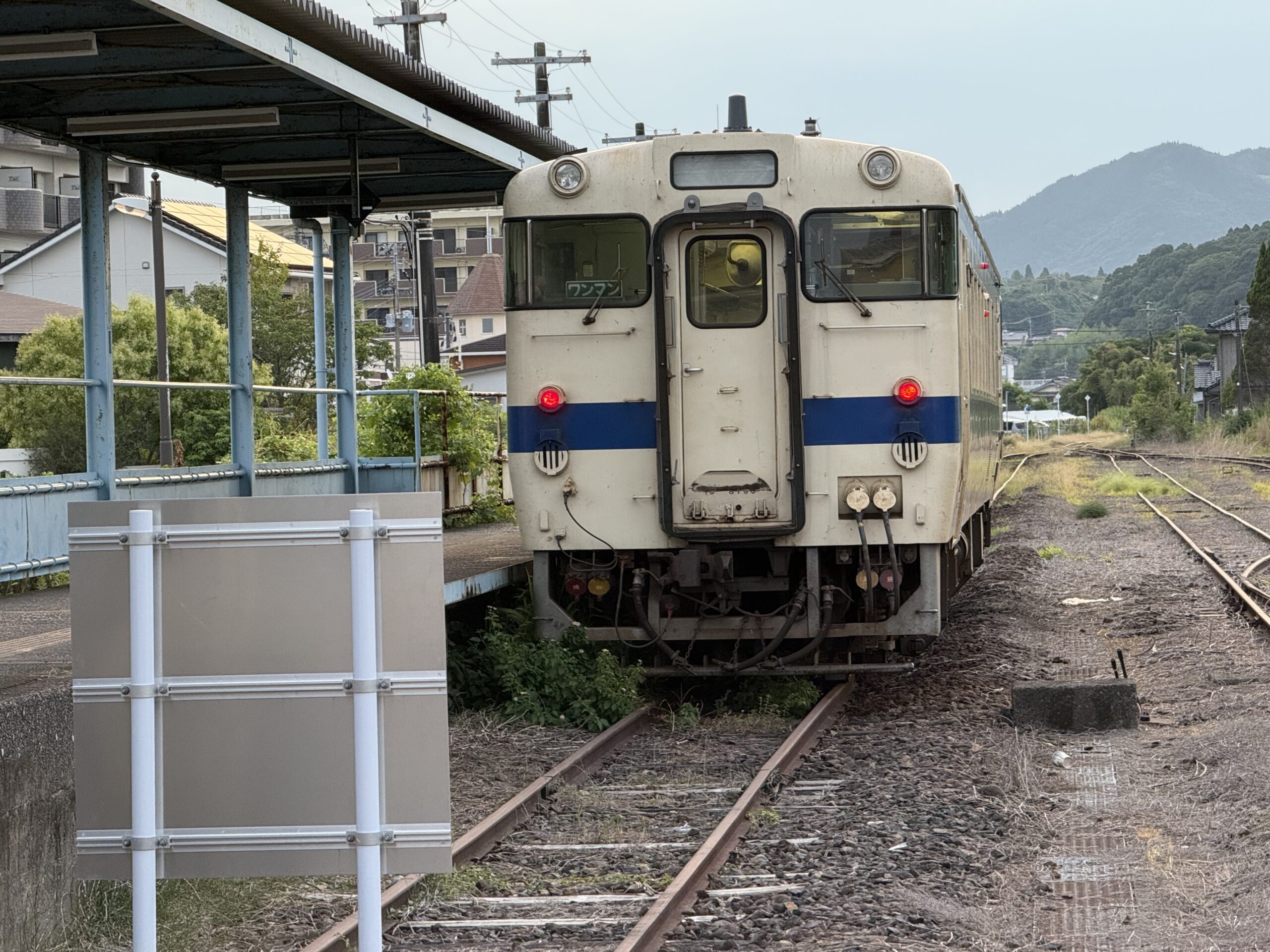 志布志駅 キハ40 8100 26.3℃ 気温も湿度も高い朝 人影なし