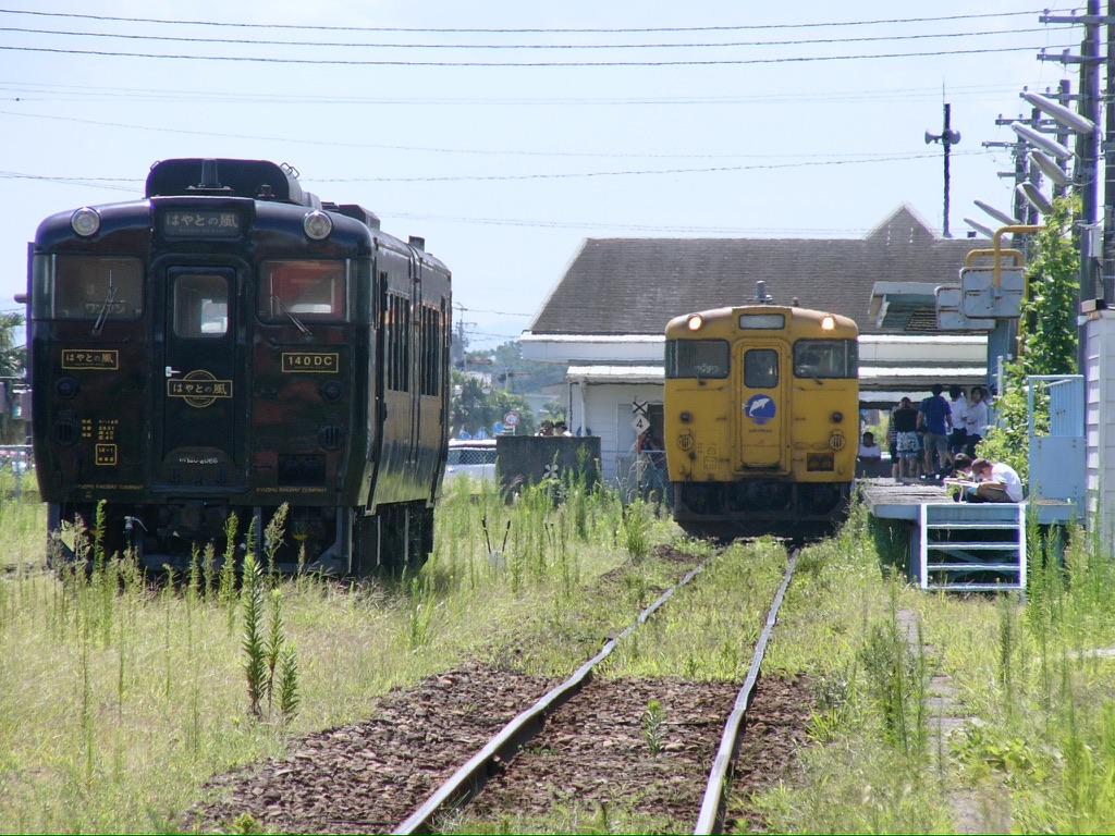 志布志駅 はやとの風 キハ140 スケッチ中の子ども ホーム 2006年