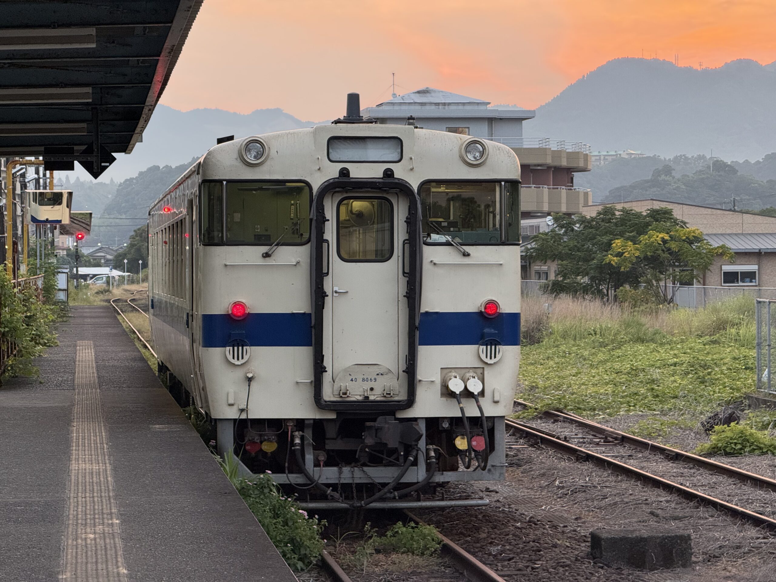 志布志駅 キハ40 8069 25.9℃ 湿度高め ロールカーテン 人影なし