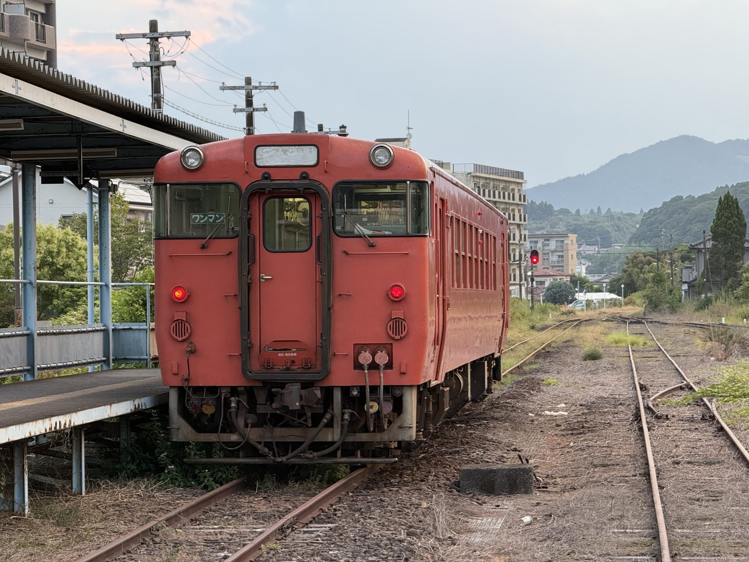 志布志駅 キハ40 8098 首都圏色 26.6℃ 蒸し暑い朝 人影なし