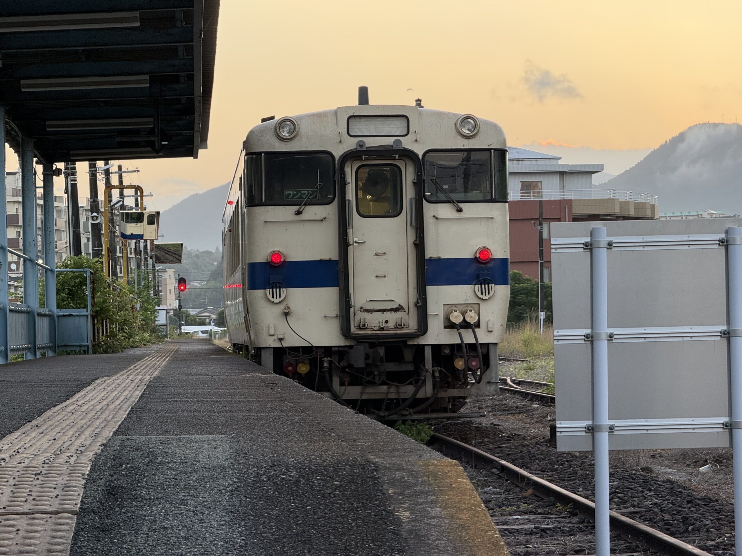 志布志駅 キハ40 8100 24.1℃ 湿度高い 人影なし