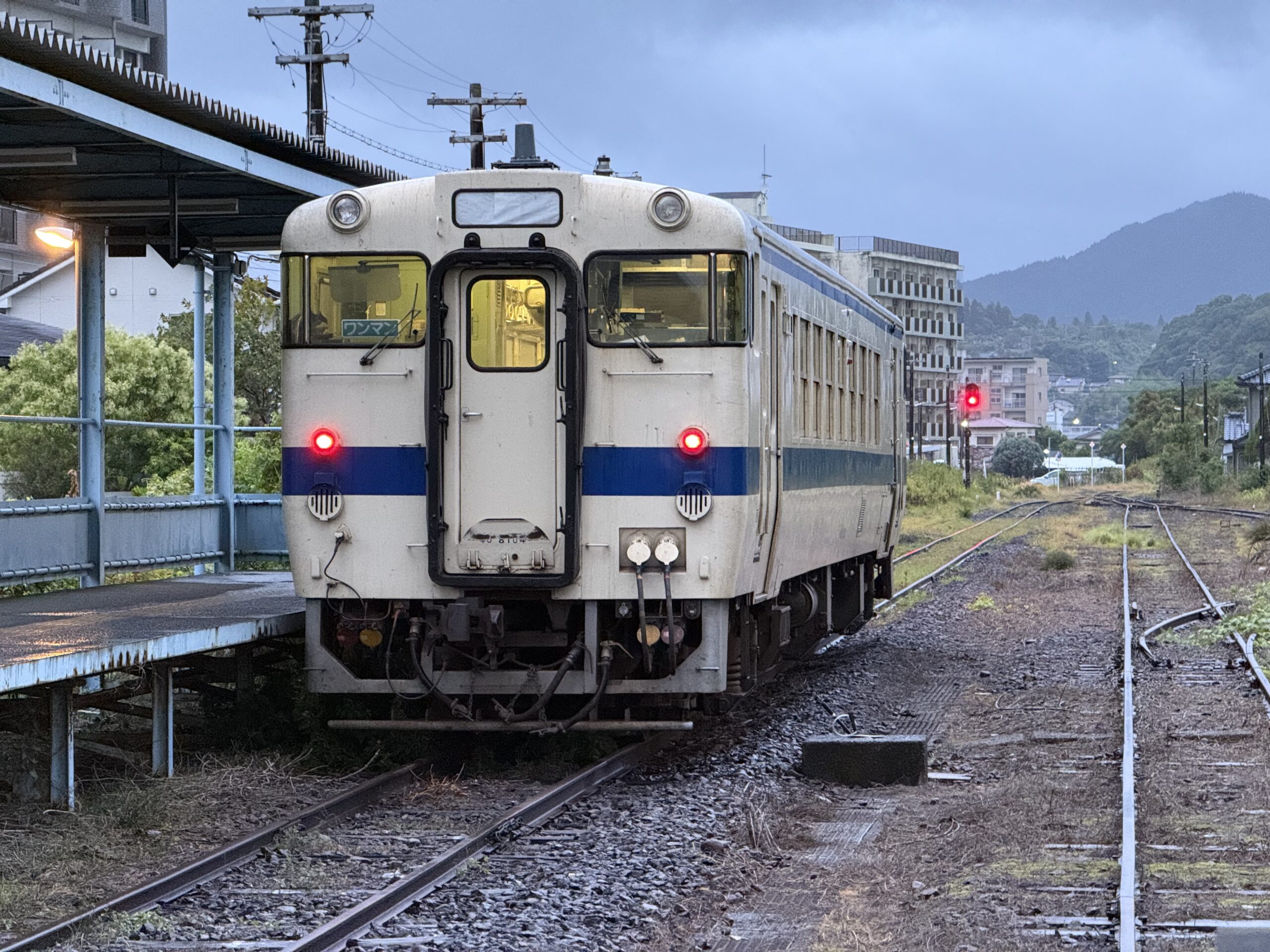 志布志駅 キハ40 8104 26.1℃ 台風13号 風強い朝 人影なし