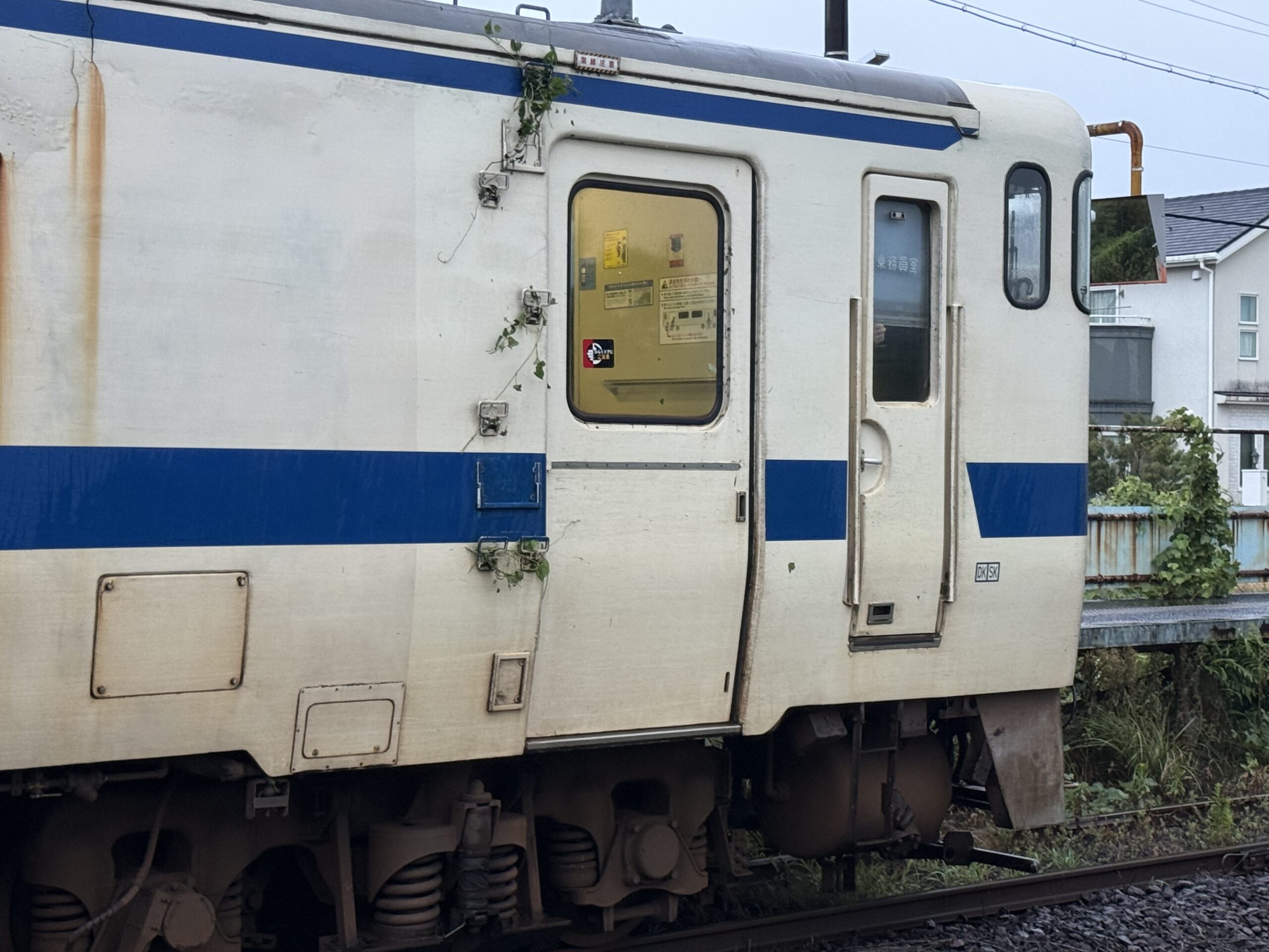 志布志駅 キハ40 8054 25.6℃ 風強い 草絡み 人影なし