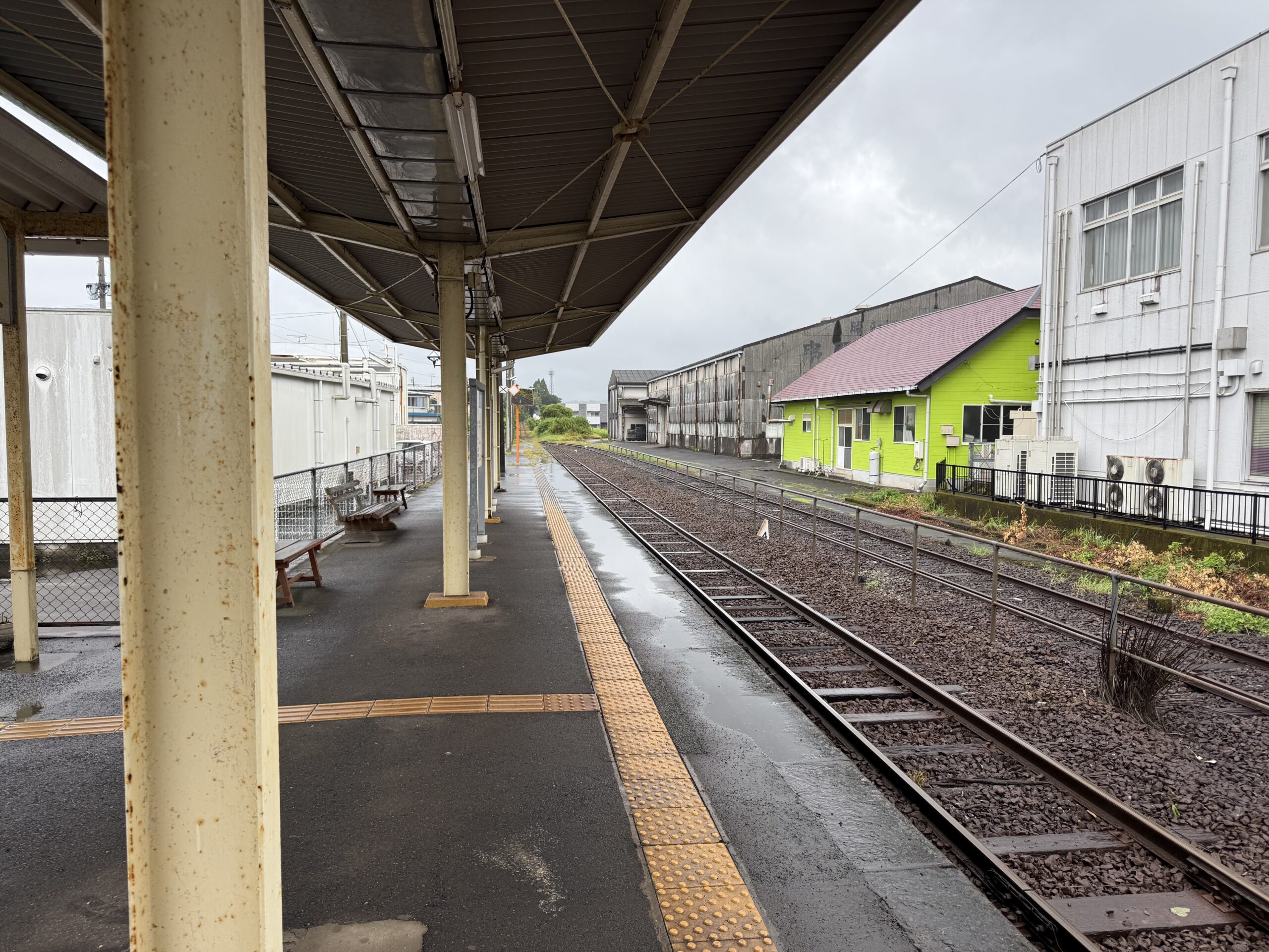 串間駅 キハ40 8098 首都圏色 1928D 到着