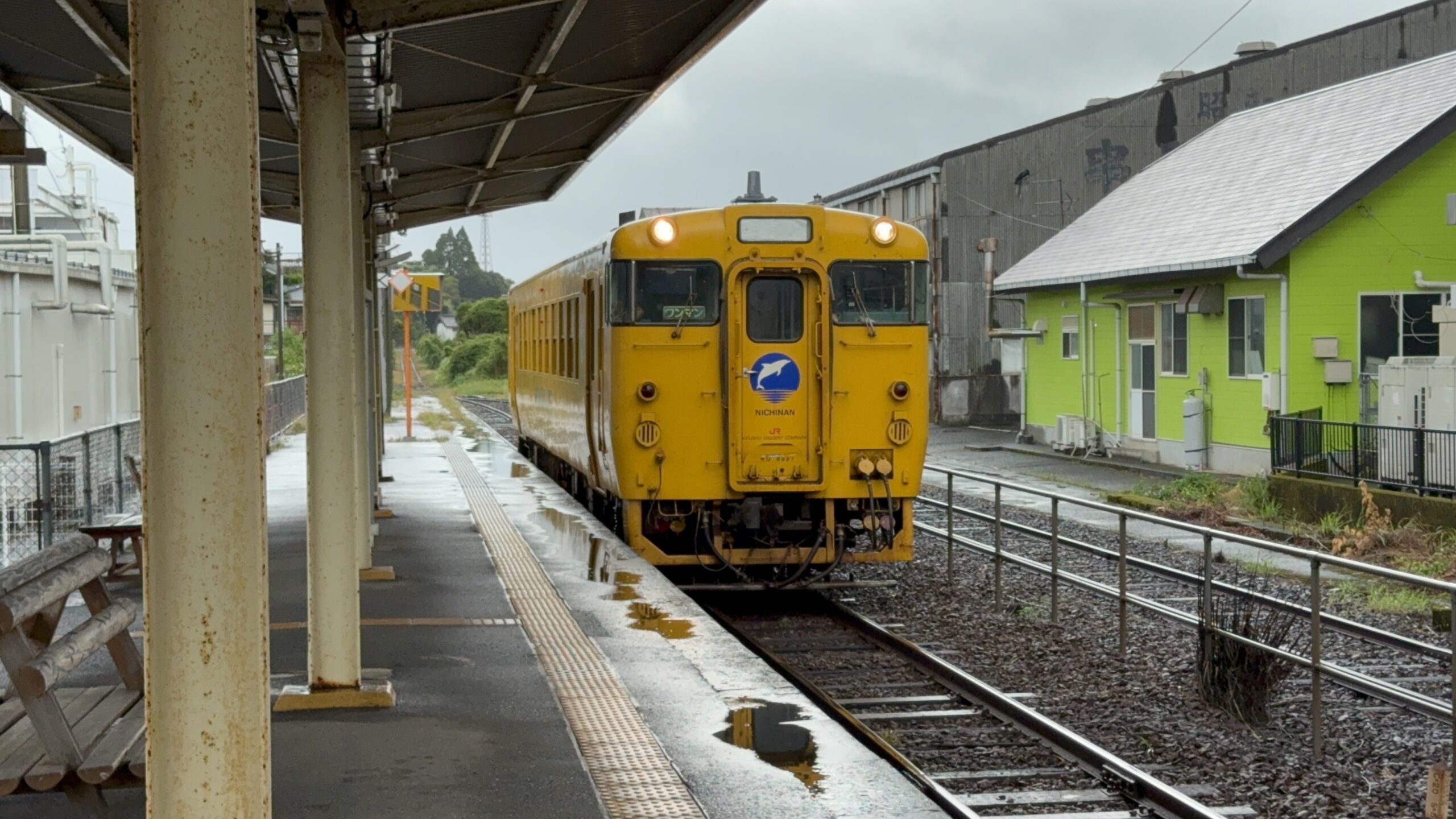 串間駅 キハ40 8097 日南色 1925D 出発待ち