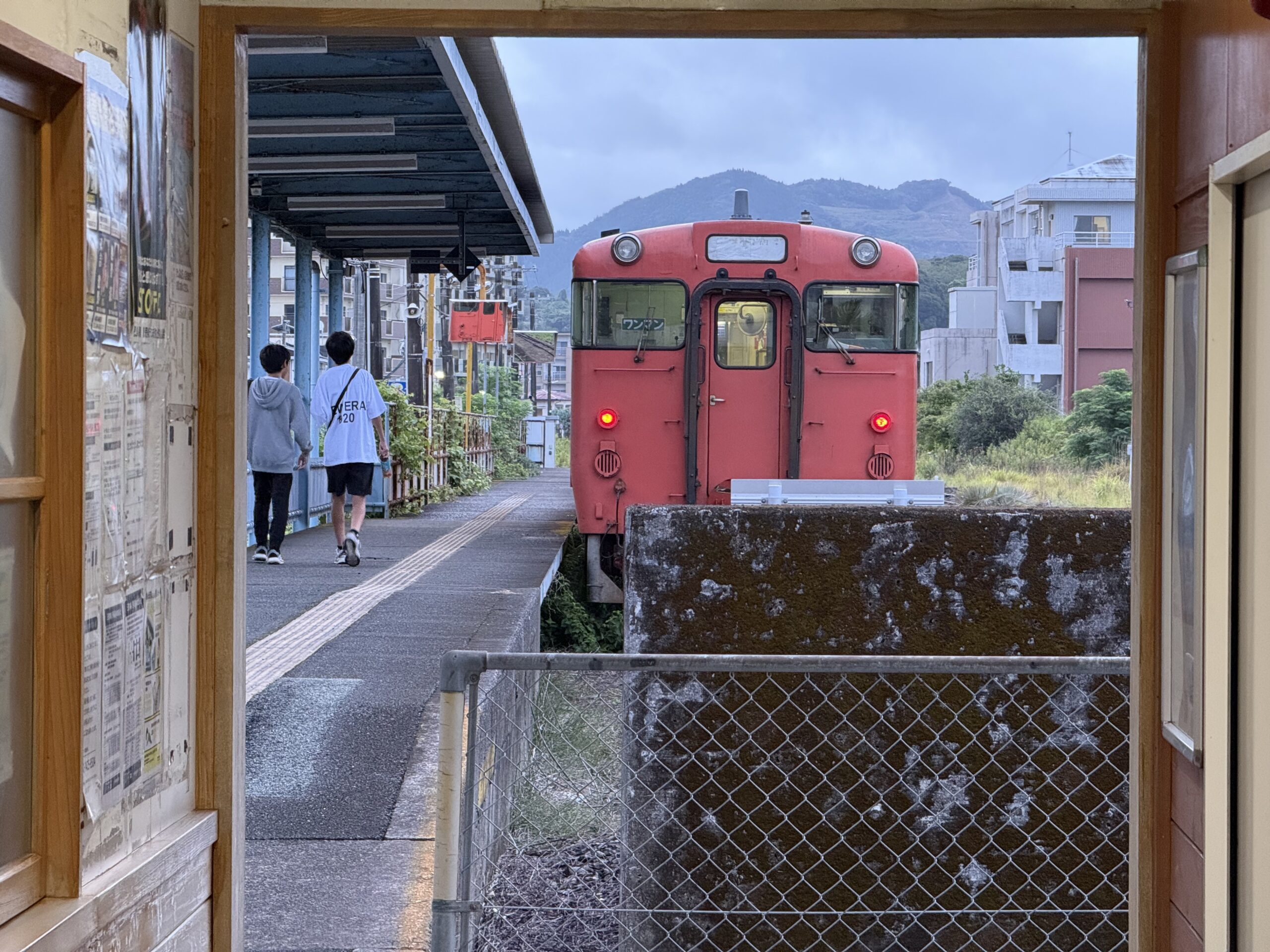 志布志駅 キハ40 8098 首都圏色 24.4℃ 湿度高め 乗客3人