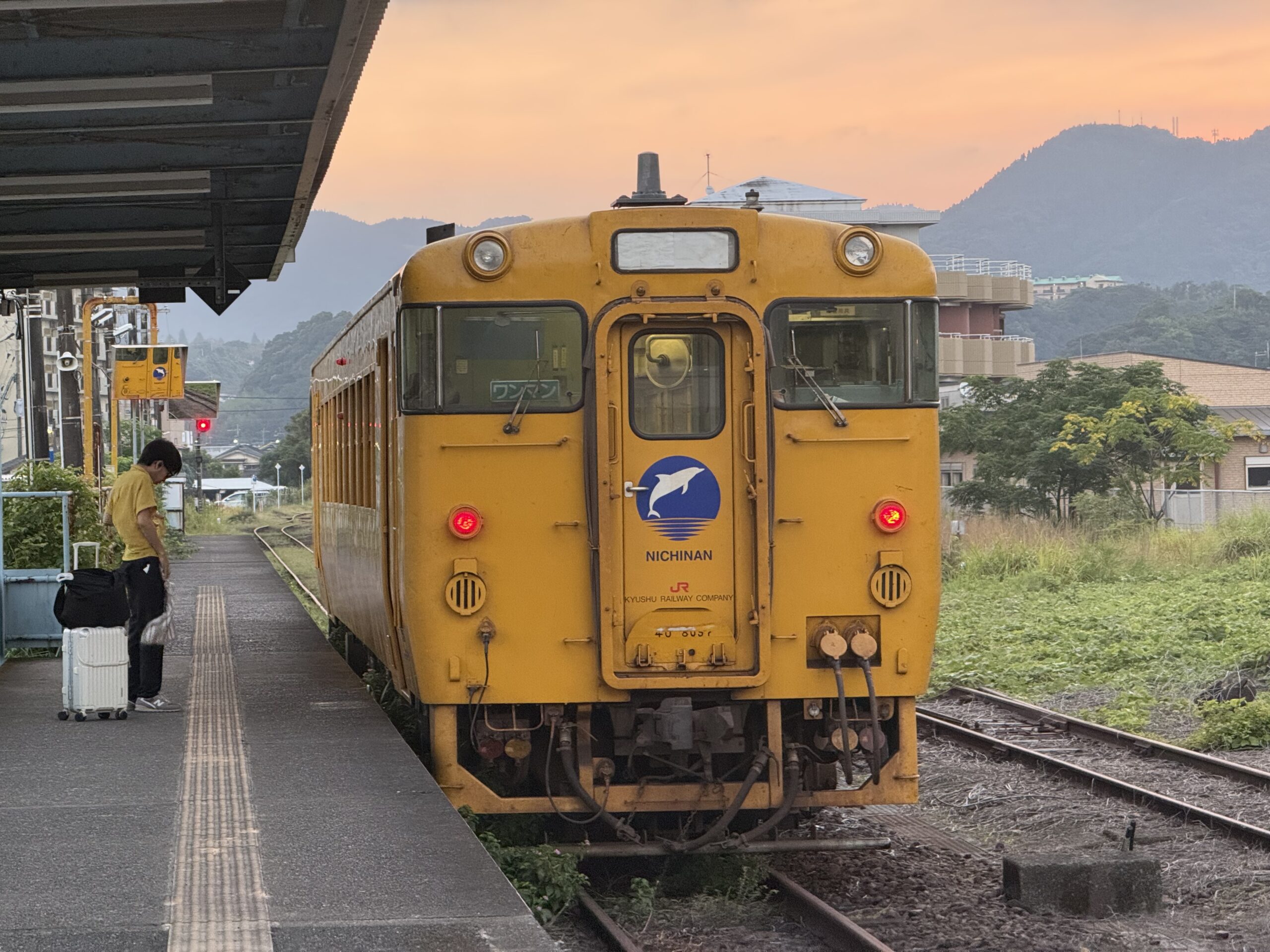 志布志駅 キハ40 8097 日南色 23.2℃ 湿度高め 乗客2人