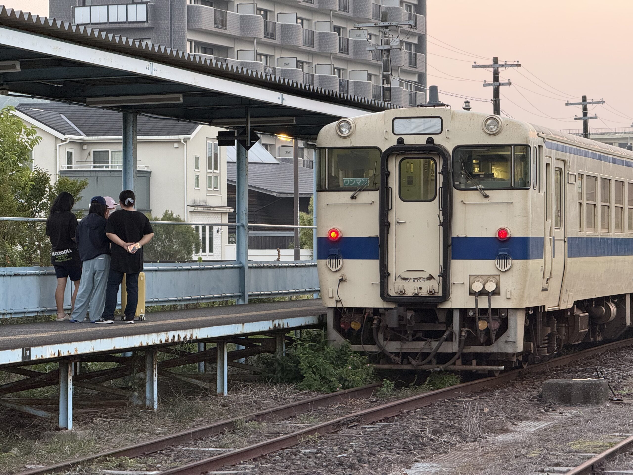 志布志駅 キハ40 8104 22.3℃ 涼しい朝 乗客1人 見送り3人